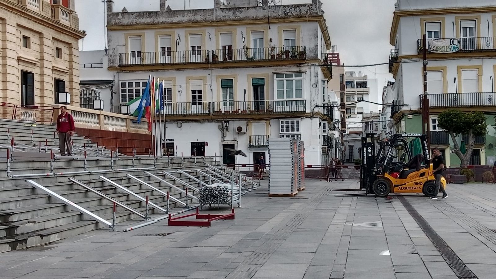 Montaje de la Carrera Oficial de la Semana Santa de San Fernando