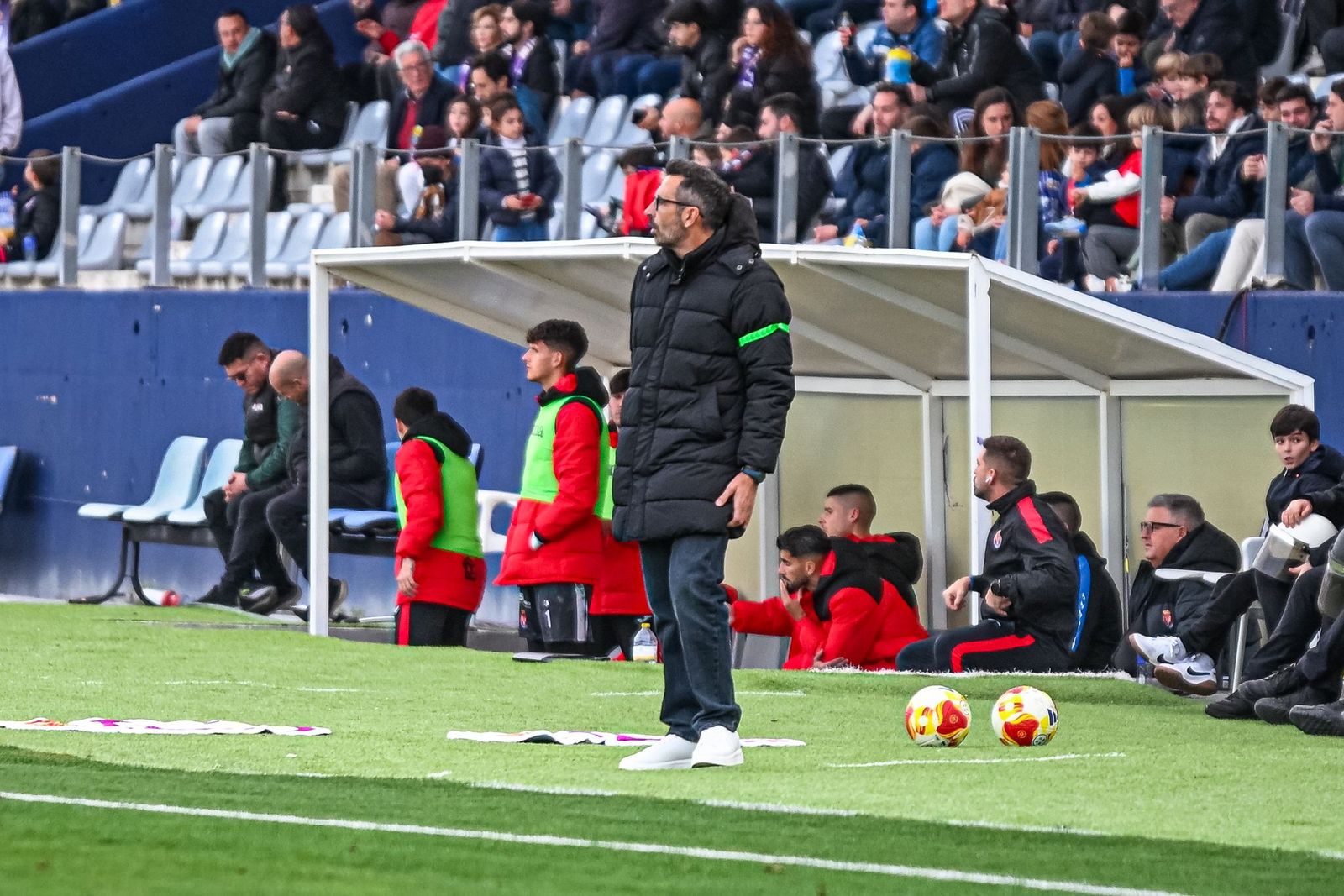 Manolo Herrero observa una de las acciones del choque ante la Deportiva Minera.