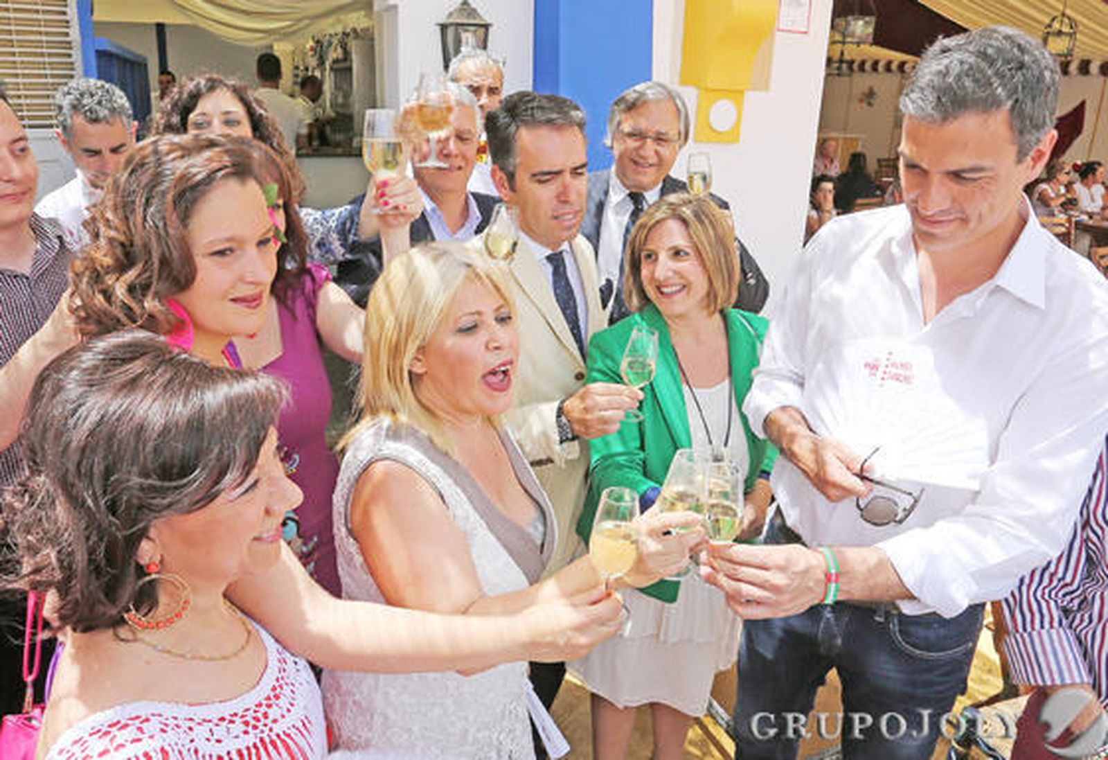 Pedro Sánchez, secretario general del PSOE, visitó la caseta del Diario, donde fue recibido por el director, Rafael Navas. En la imagen brinda con Mamen Sánchez, Irene García, Ainhoa Gil, Miriam Alconchel, Francisco Menacho y Francisco Camas.

Foto: Pascual · Vanesa Lobo