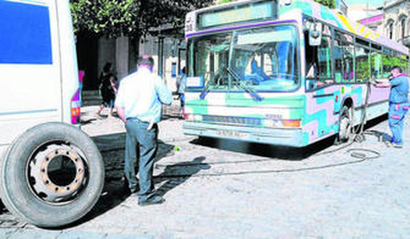 Mecánicos de Cojetusa retiran una rueda pinchada a un vehículo de la flota.