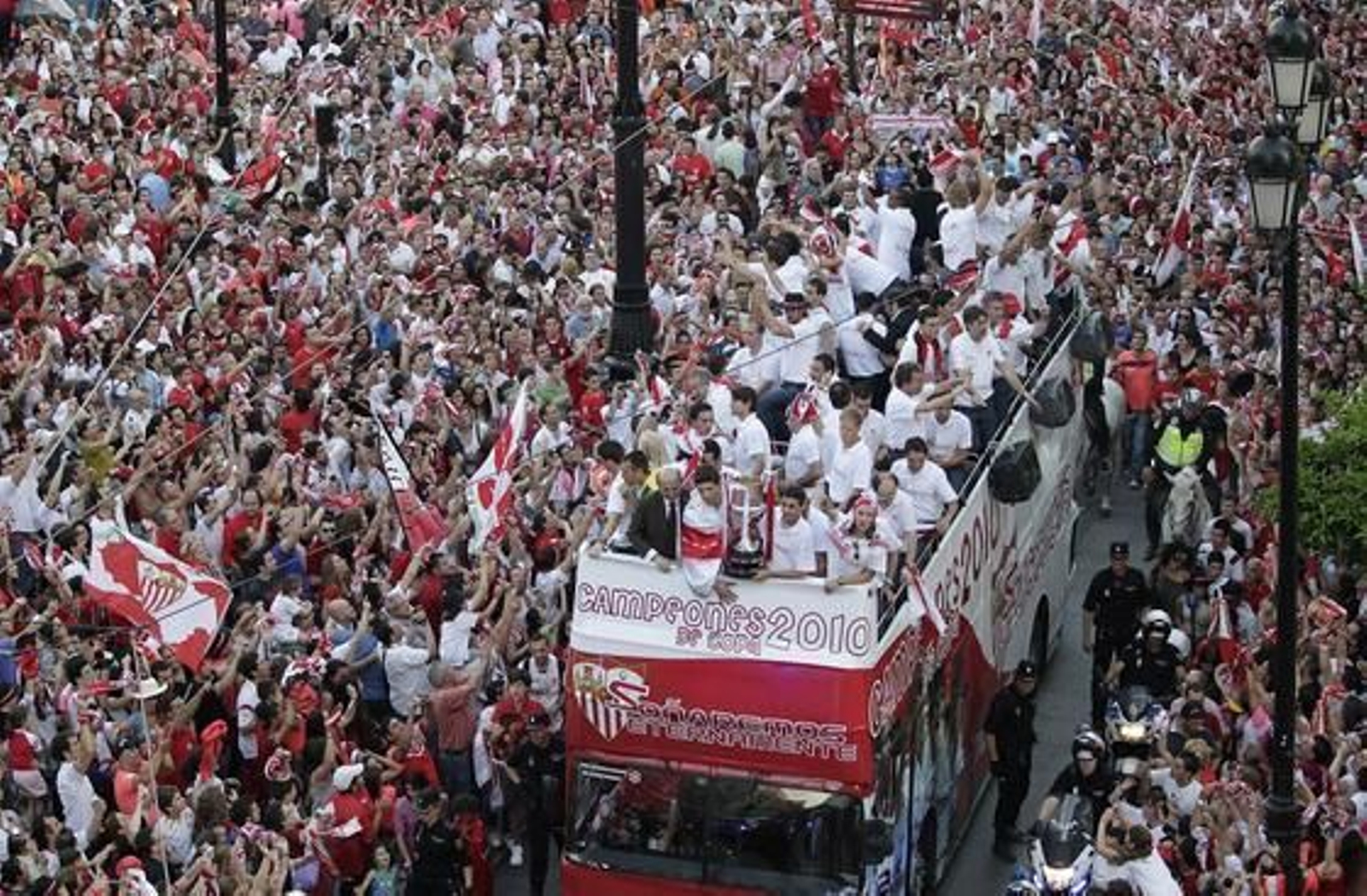 El Sevilla recorre la ciudad para festejar con sus aficionados el título de la Copa del Rey.  Foto: Antonio Pizarro