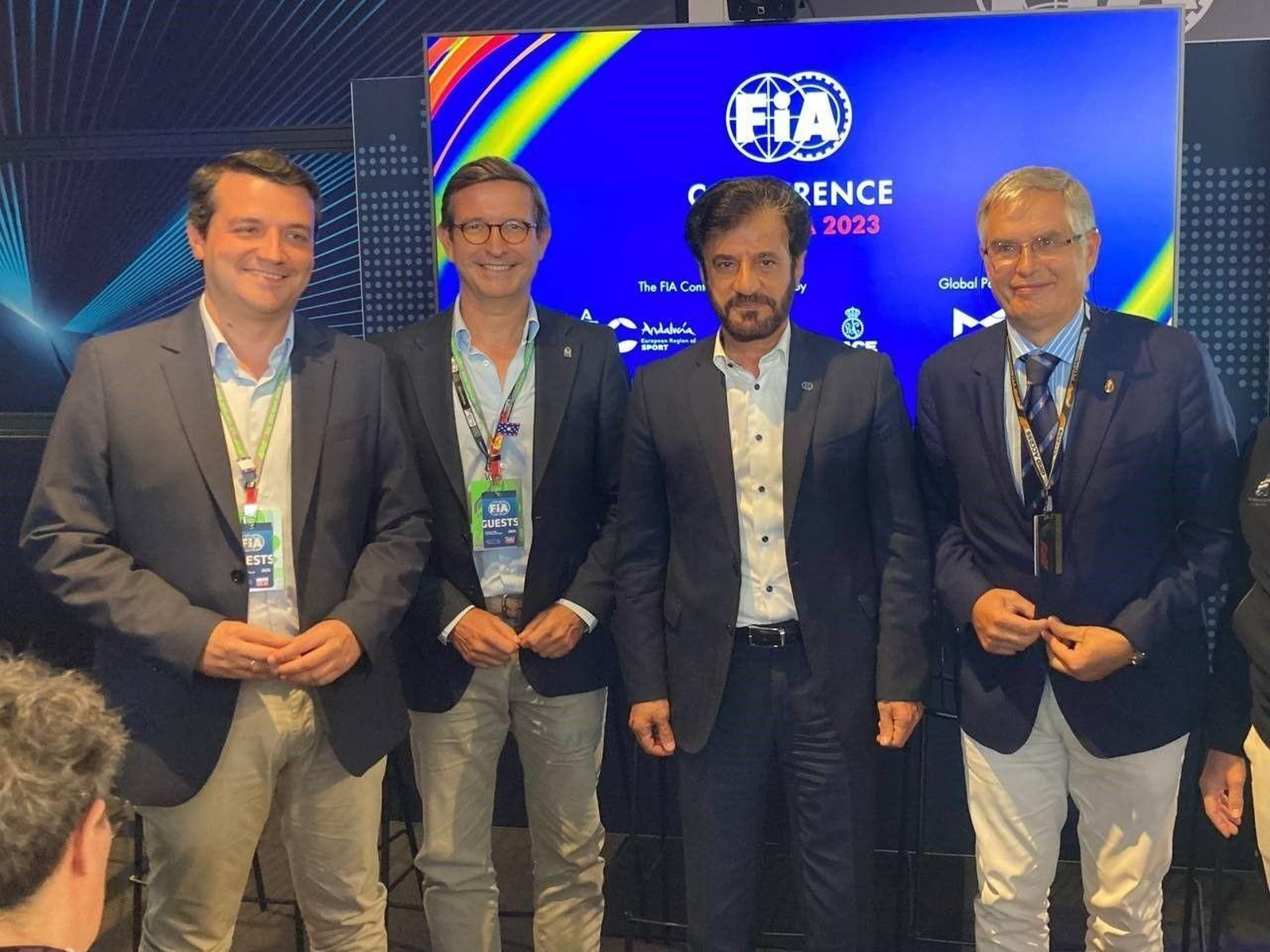 Foto de familia de la asamblea anual de la FIA celebrada en Córdoba.