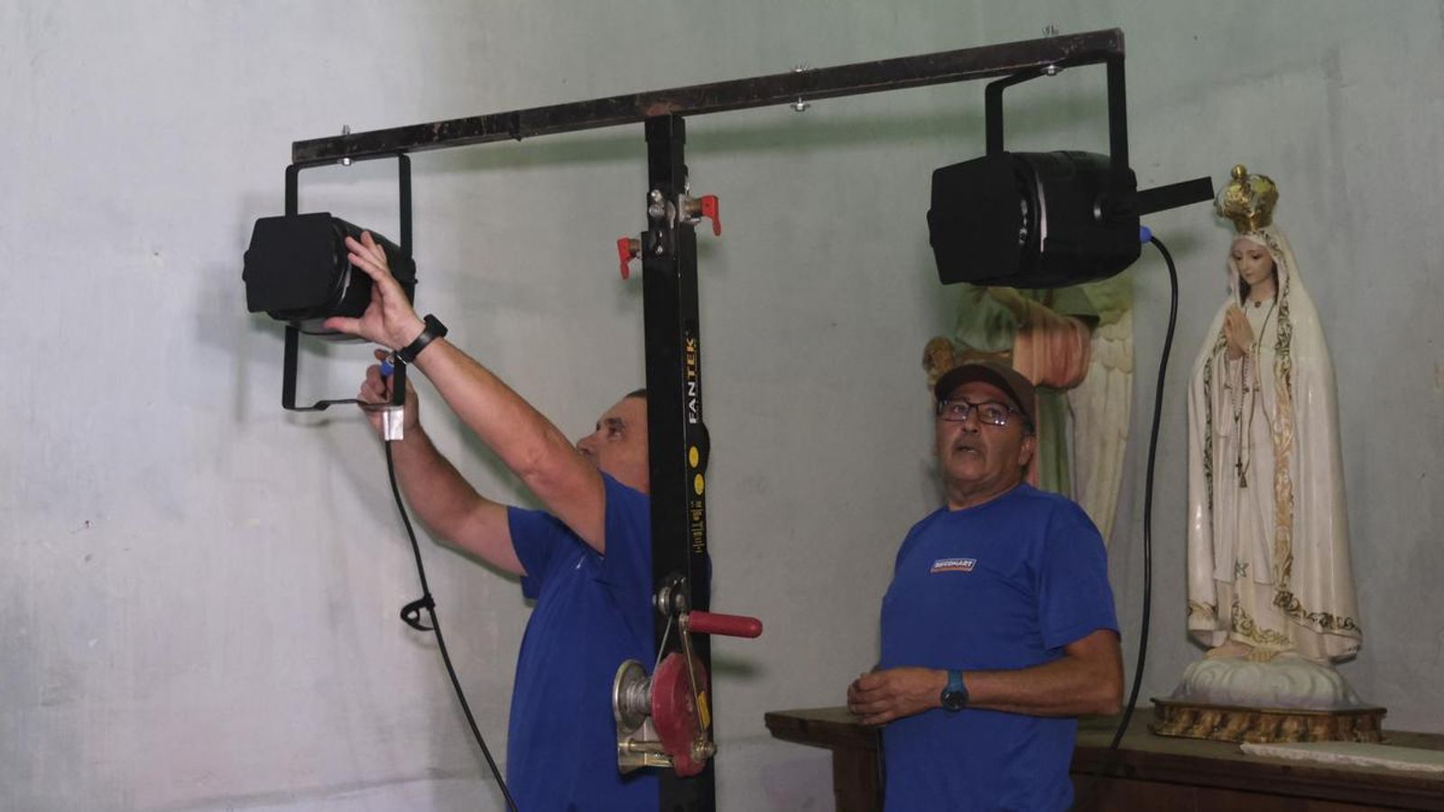 El equipo técnico instala los focos para el concierto de la noche. El equipo técnico instala los focos para el concierto de la noche.