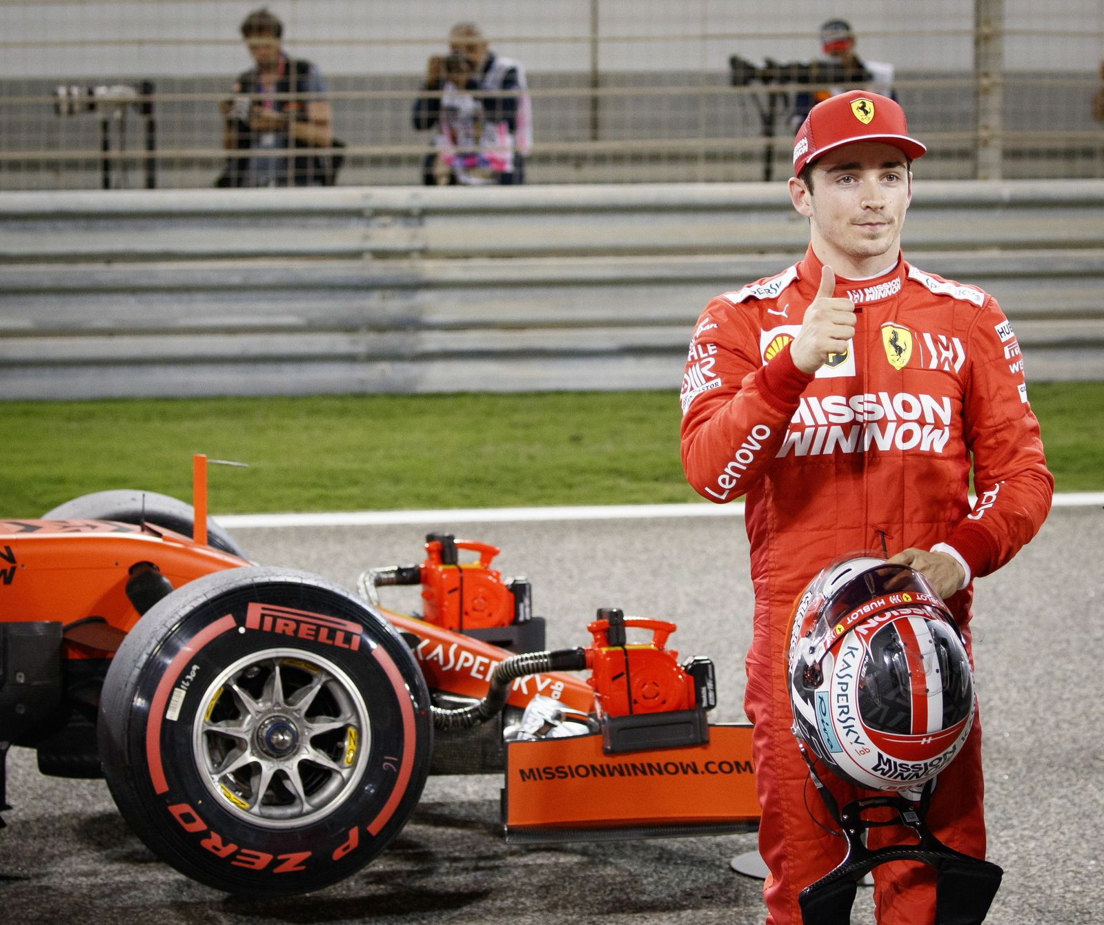 El monegasco Charles Leclerc celebra la 'pole' en Bahrein.