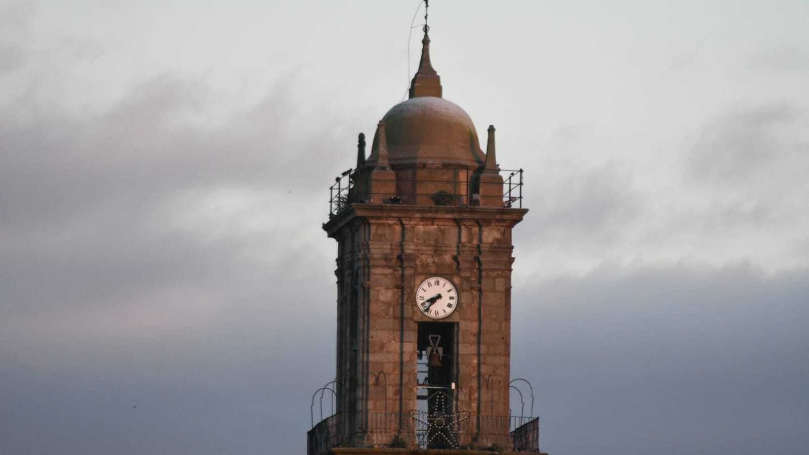 La torre de la iglesia de San Miguel de Villanueva de Córdoba, con un velo blanco.