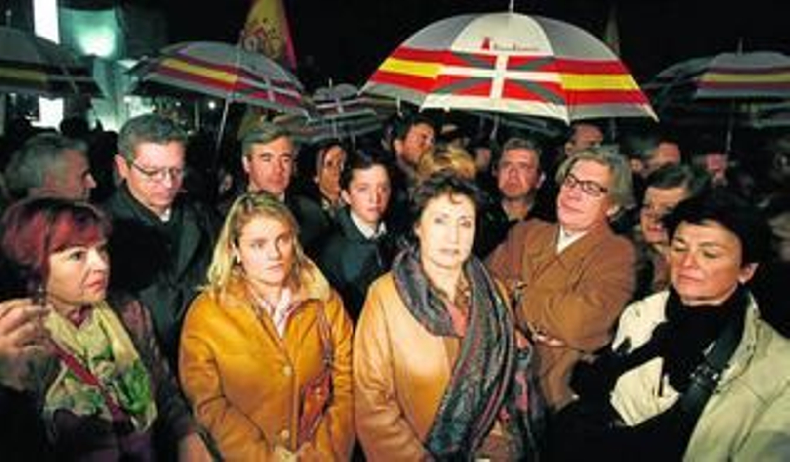 Miembros del Foro de Ermua guardan un minuto de silencio junto a varios políticos, en una imagen de 2007.