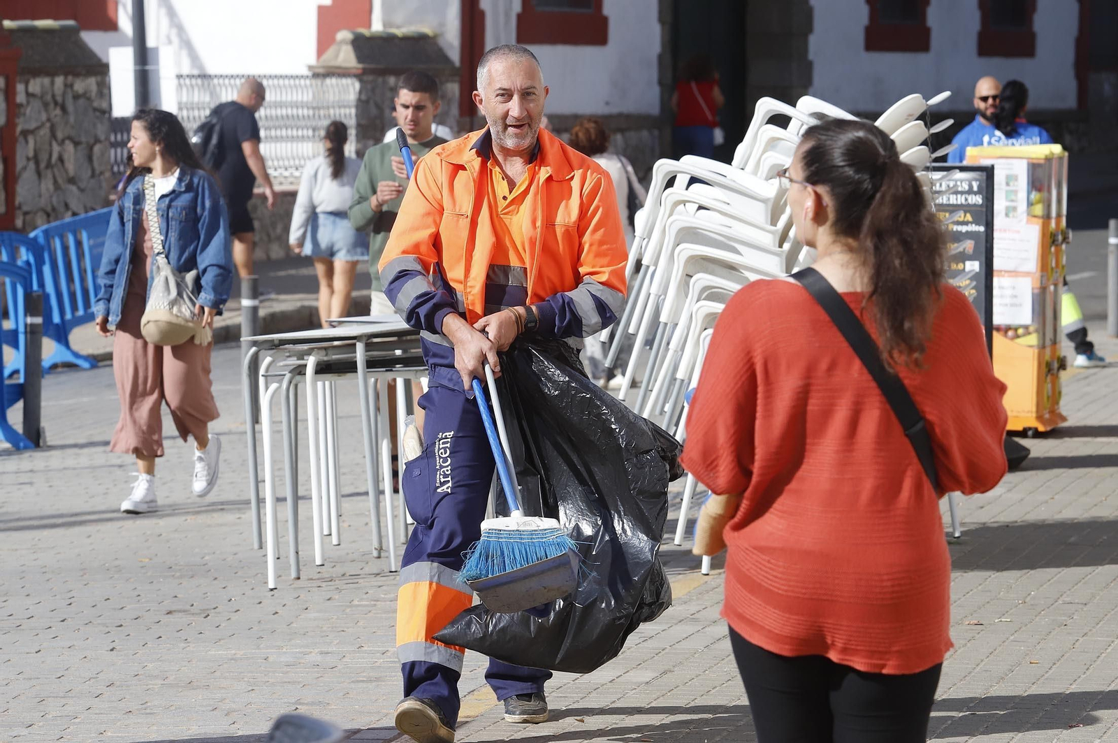 Gran ambiente en Aracena para ver la salida de la Vuelta Ciclista a España, en imágenes