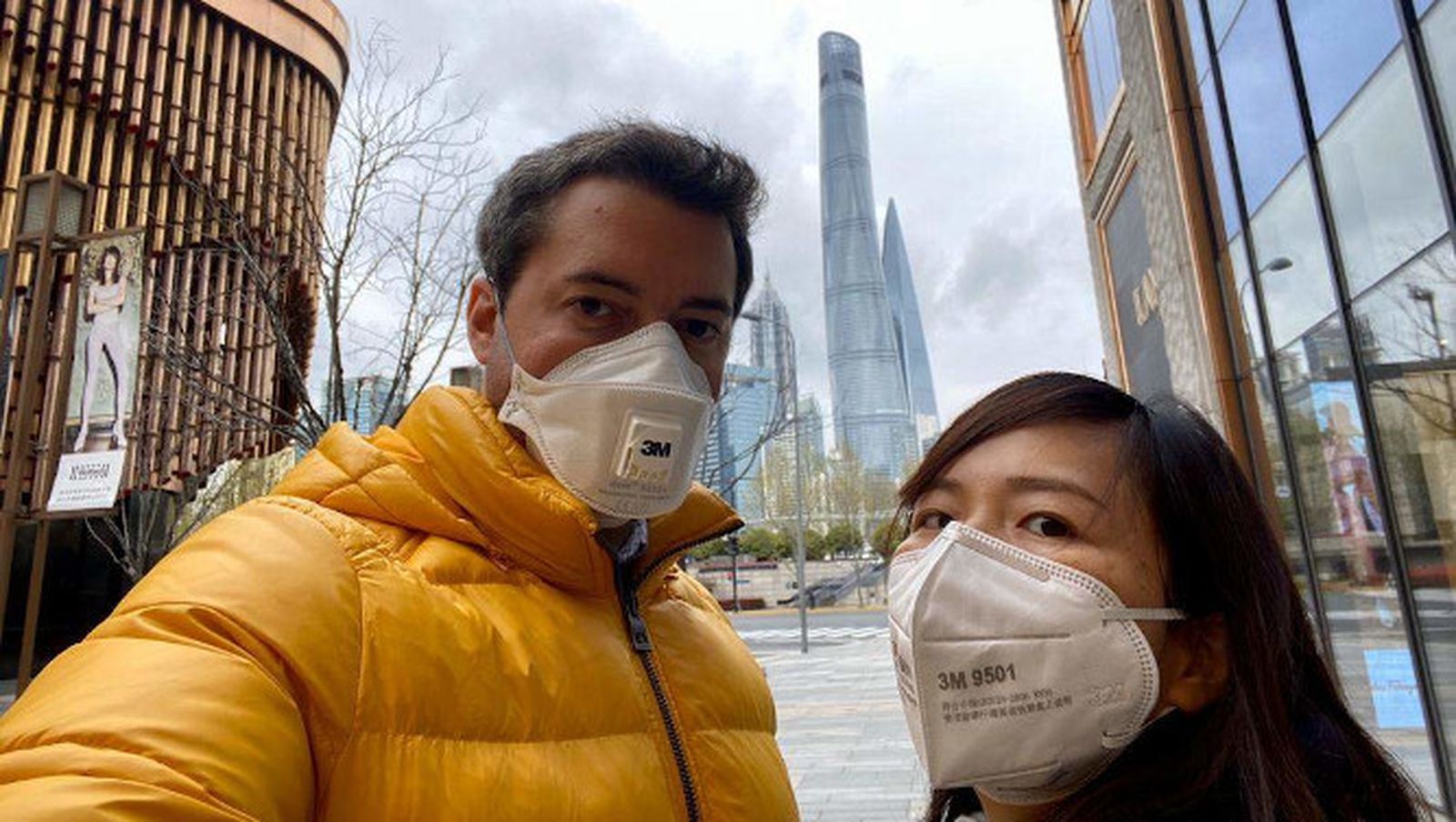 El gaditano Pablo León y su mujer, Joy Zheng, en Shanghai, donde ya ha finalizado el confinamiento aunque el uso de las mascarillas aún es obligatorio.
