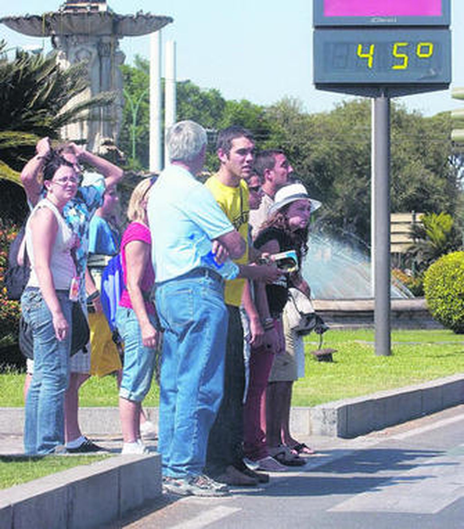 Un termómetro marca 45 grados.