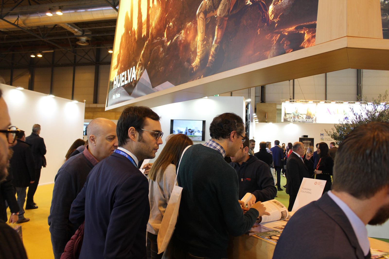 Numeroso público consulta información en el stand de Huelva en Fitur.