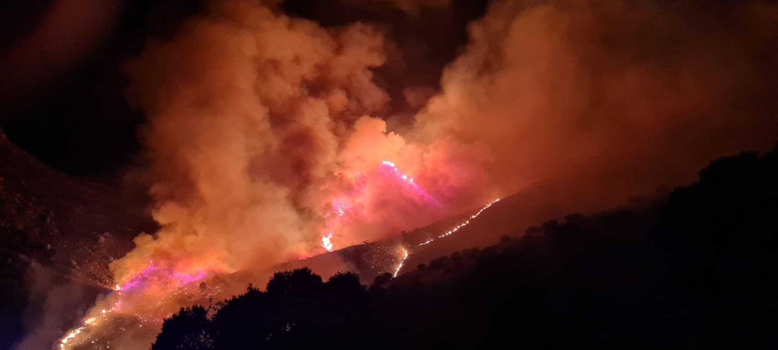 Imagen nocturna del incendio forestal de Iznalloz
