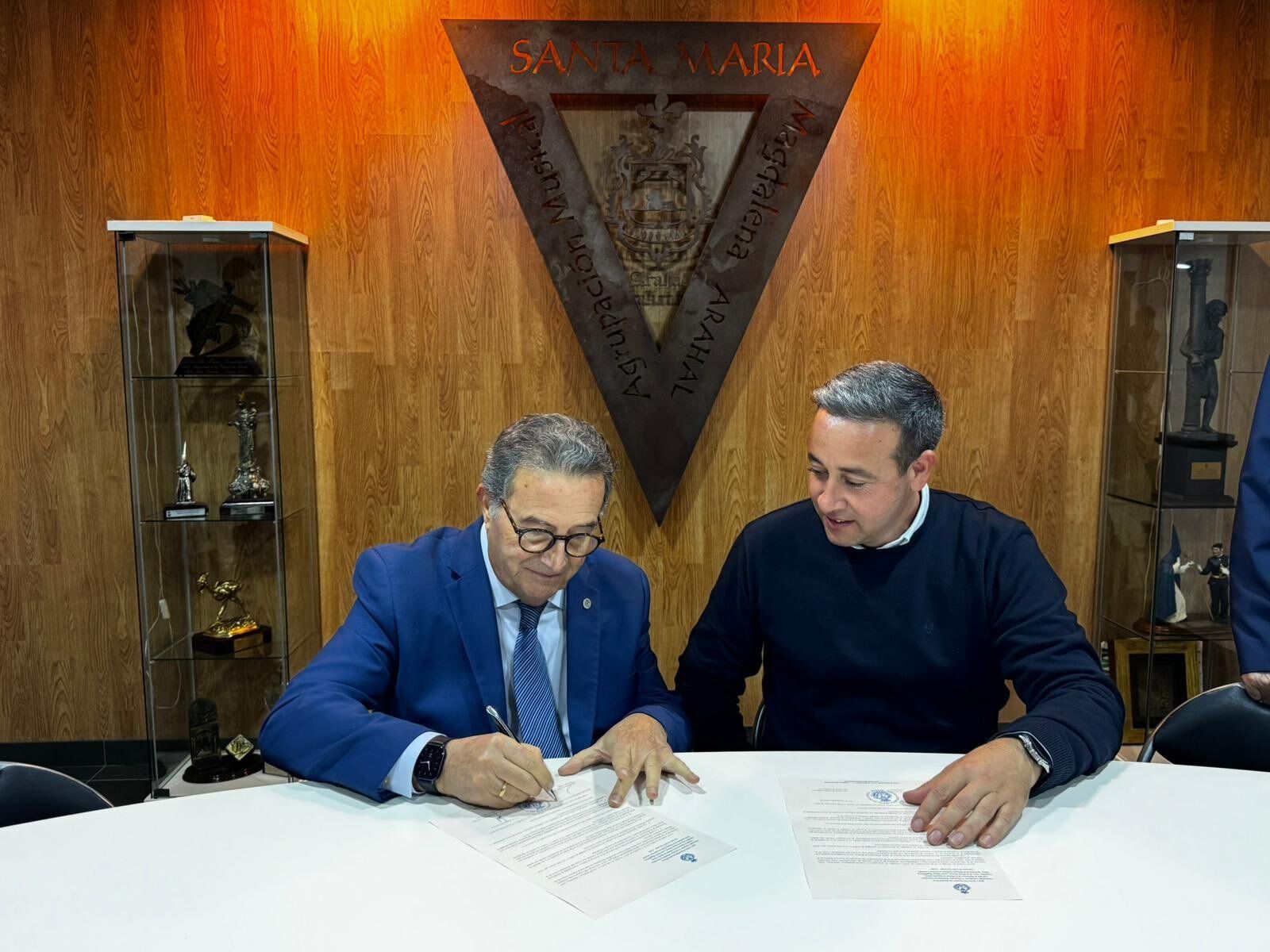Nicolás de Alba y David Rodríguez estampan la firma de renovación
