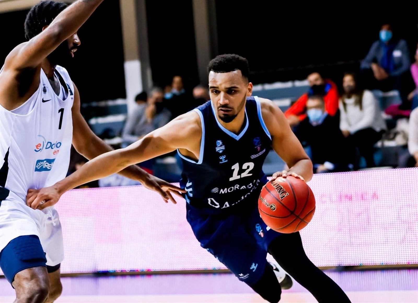 Amine Noua, en una acción ofensiva en el encuentro.