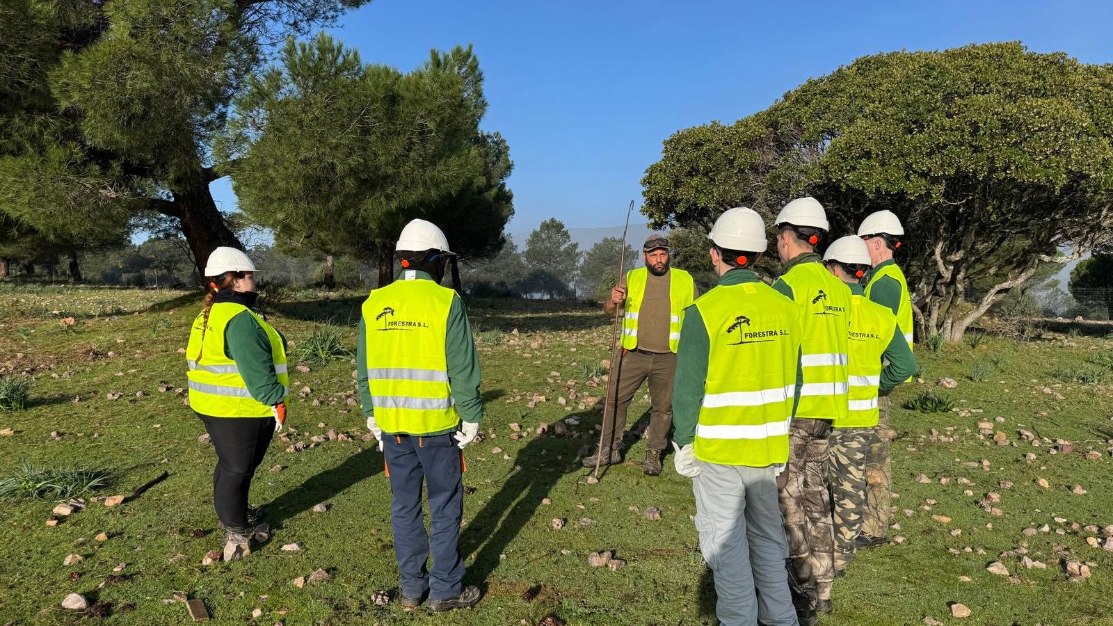 Clase impartida a los jóvenes piñeros.