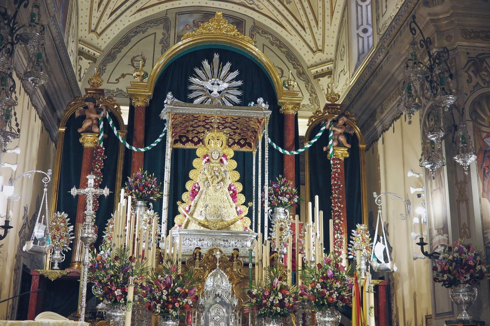 La Virgen del Rocío preside el altar de novena en la parroquia de Almonte.