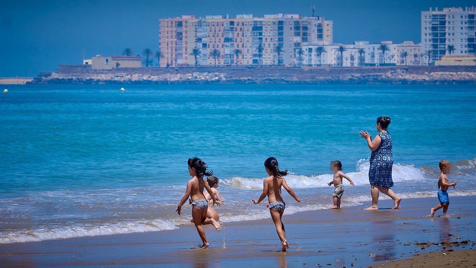 Cientos de personas disfrutan de la playa de Cádiz este viernes pese a las restricciones sanitarias.