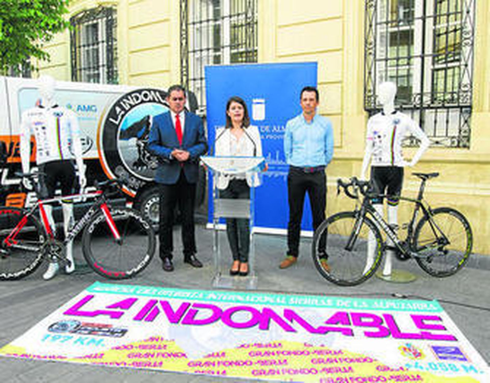 La prueba ciclista fue presentada ayer por la diputada de Deportes, el alcalde de Berja y los organizadores.