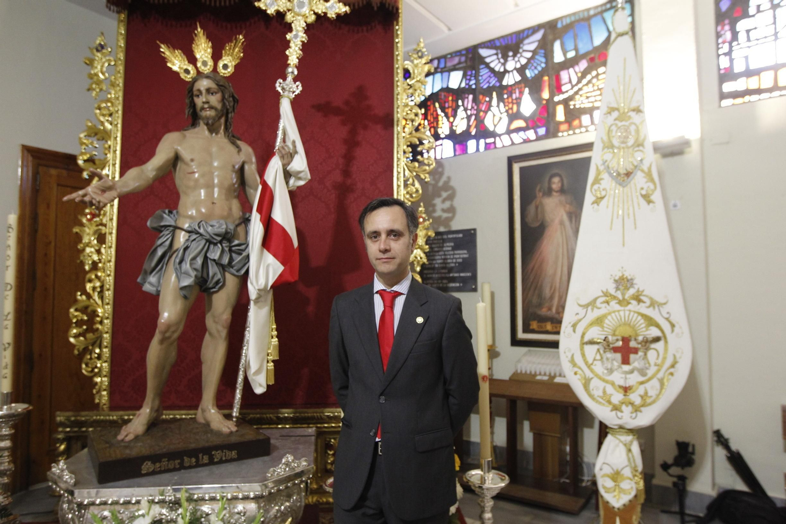 El escultor sevillano José María Leal junto al Señor de la Vida.