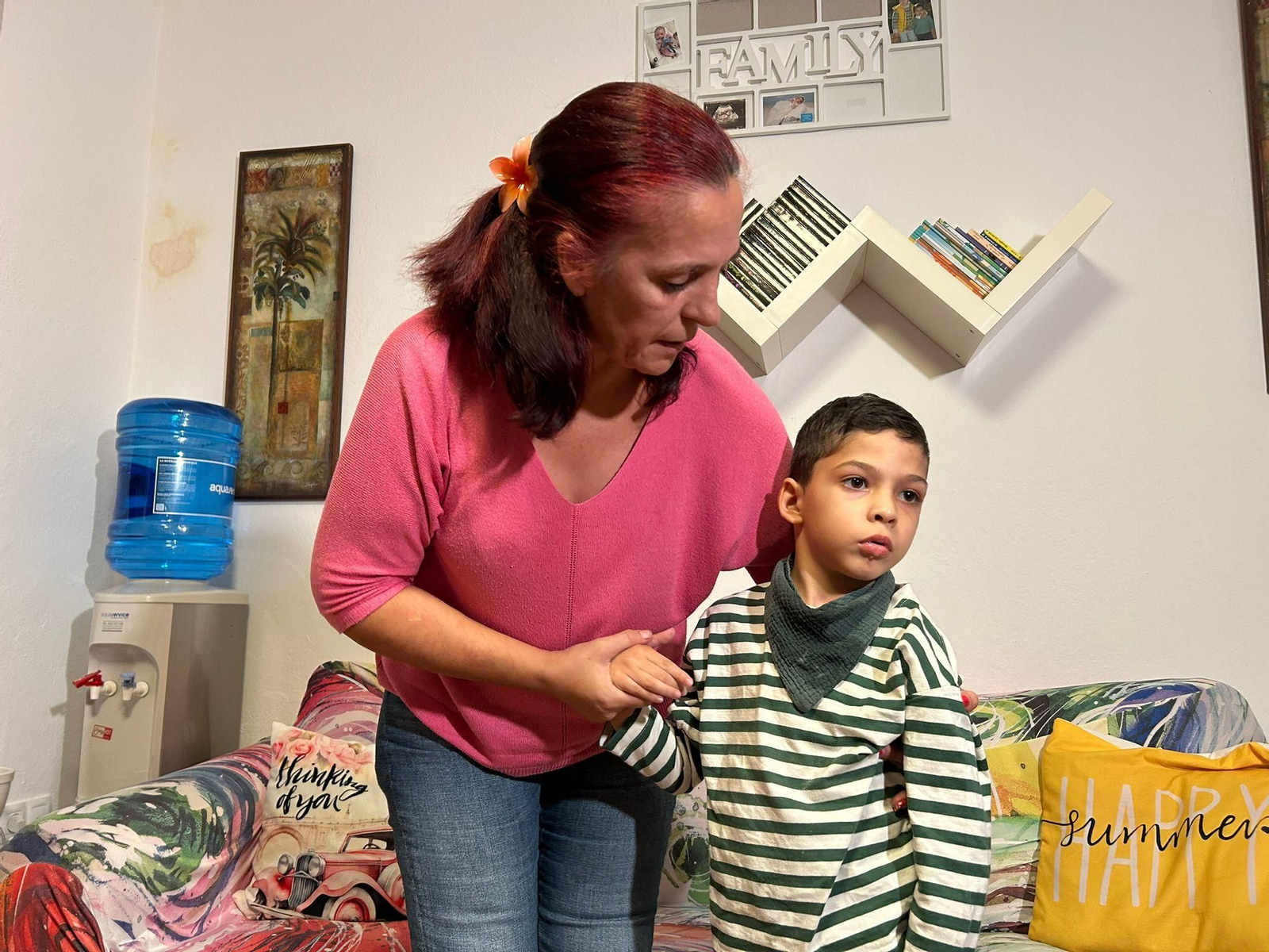 Ángel junto a su madre, Ángela, en casa.