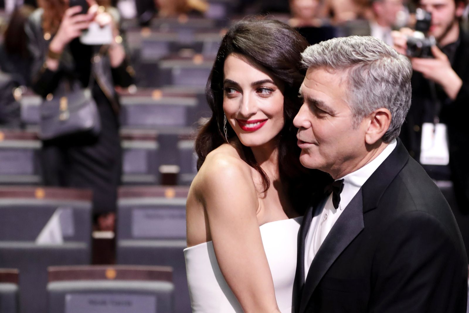 George Clooney demandará a la revista  que fotografió a sus hijos