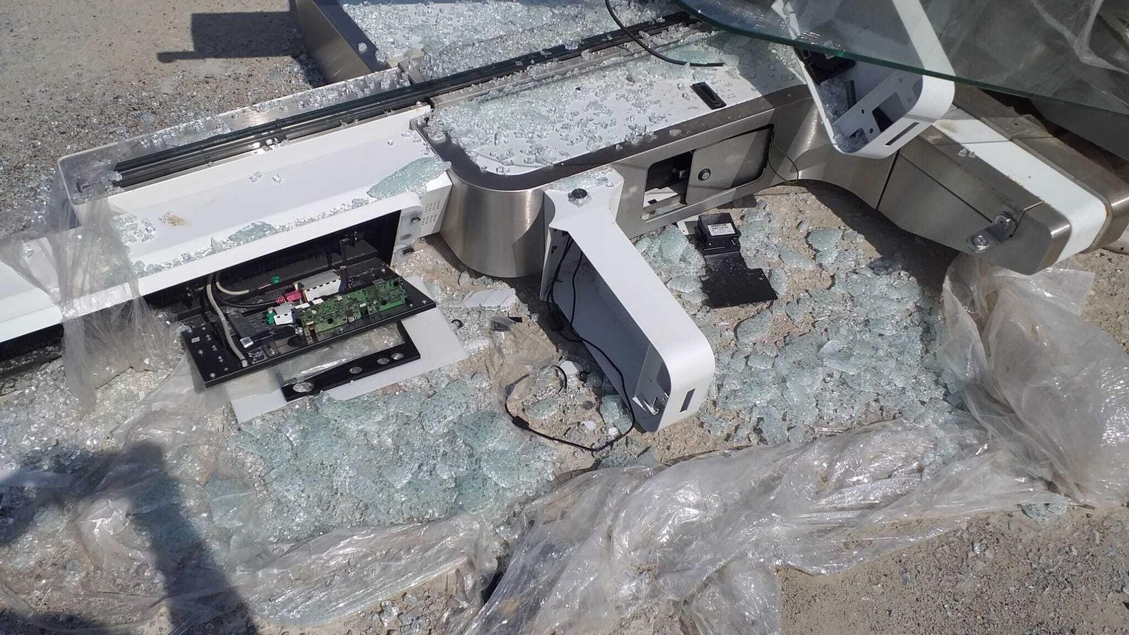 Detalle de uno de los lectores destrozados. Detalle de uno de los lectores destrozados.