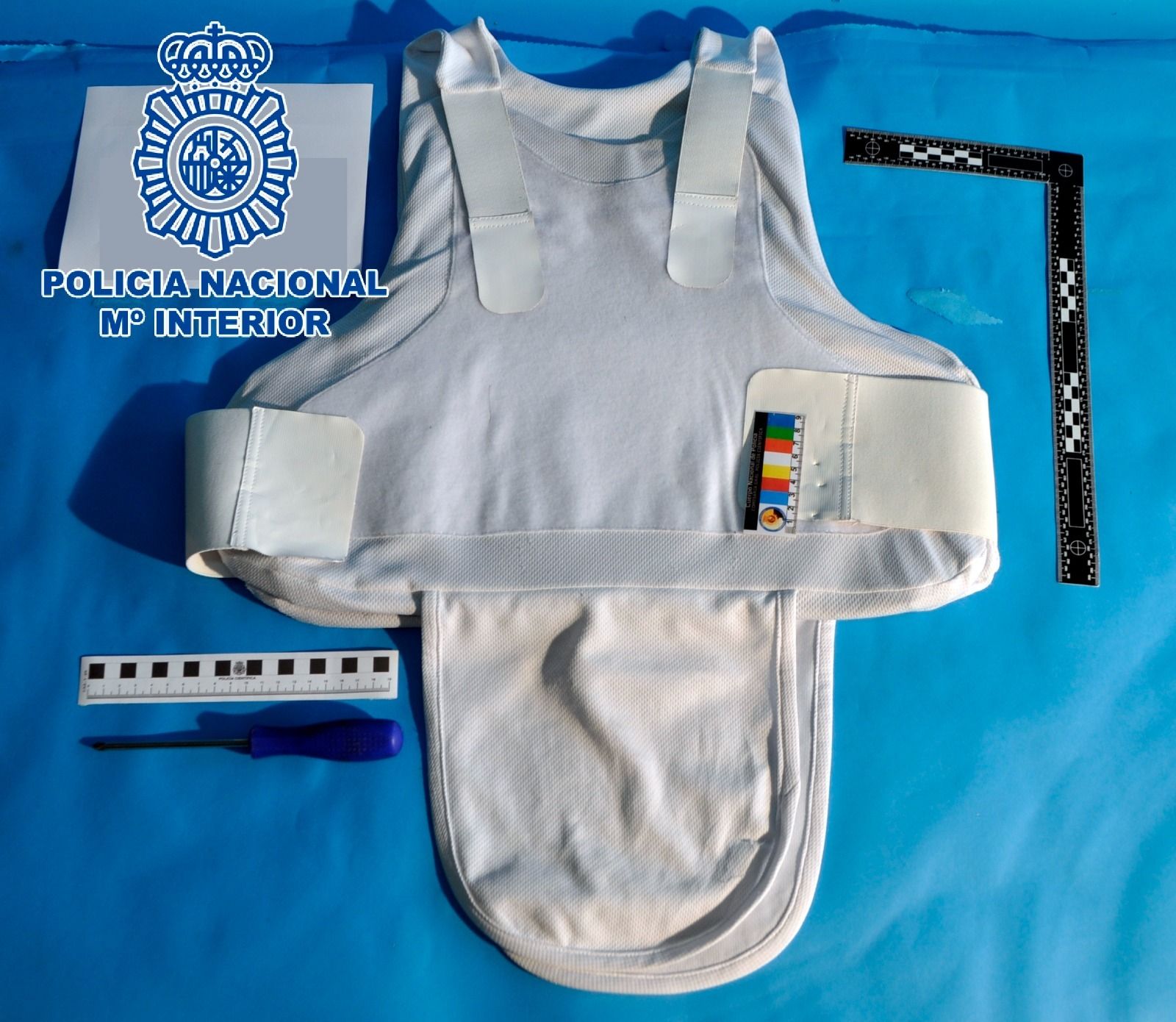 El destornillador y la funda del chaleco de uno de los agentes intervinientes.