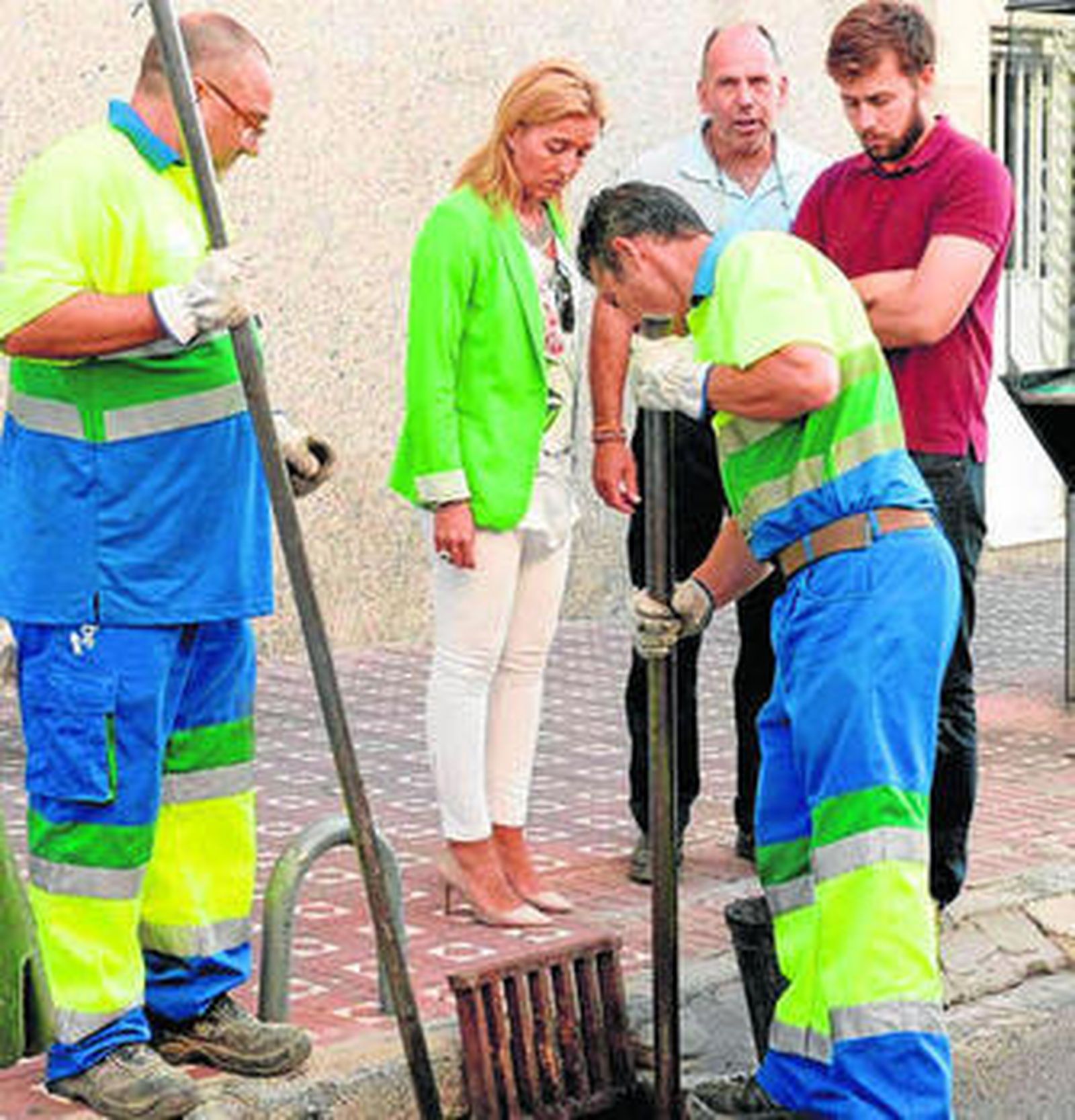 Eva Pajares revisa los trabajos de limpieza de los imbornales.