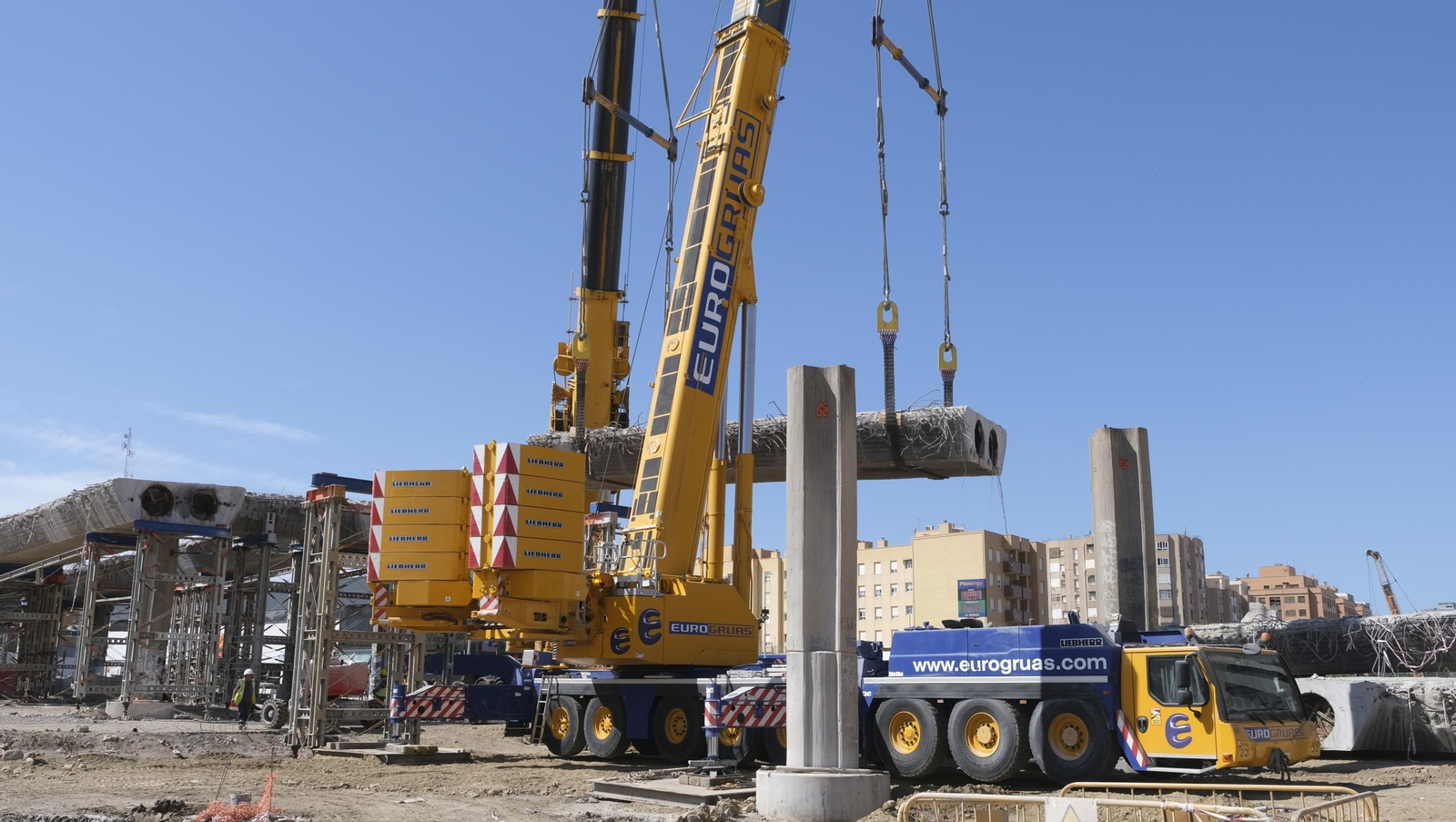 El Puente de la Avenida del Mediterráneo en su última fase de desmantelamiento, en imágenes