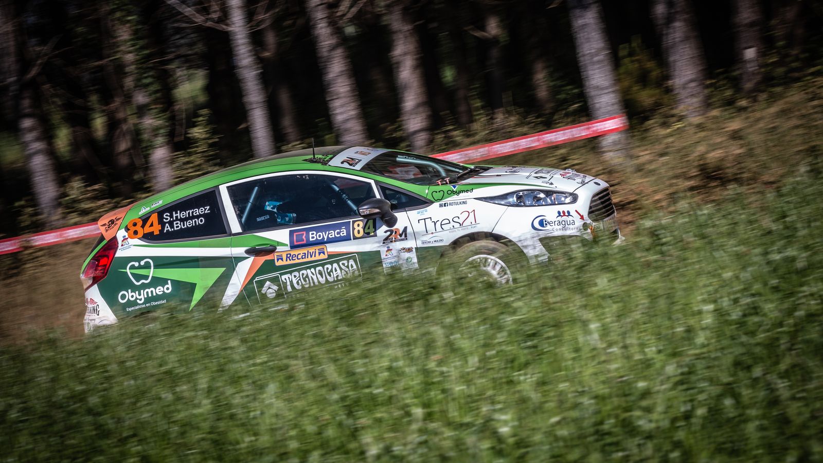 Una imagen de Alberto Bueno en el rally gallego.