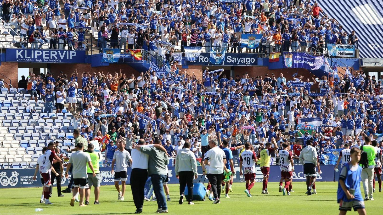 Los jugadores del Xerez CD celebran con su afición el triunfo en Huelva.