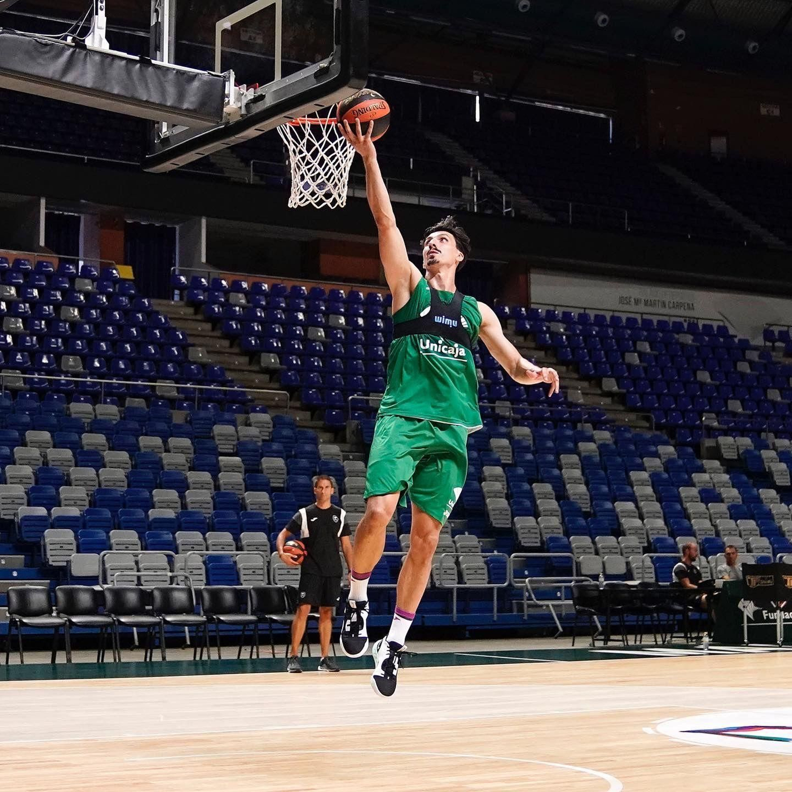 Nihad Djedovic hace una entrada en un entrenamiento en el Carpena. Nihad Djedovic hace una entrada en un entrenamiento en el Carpena.