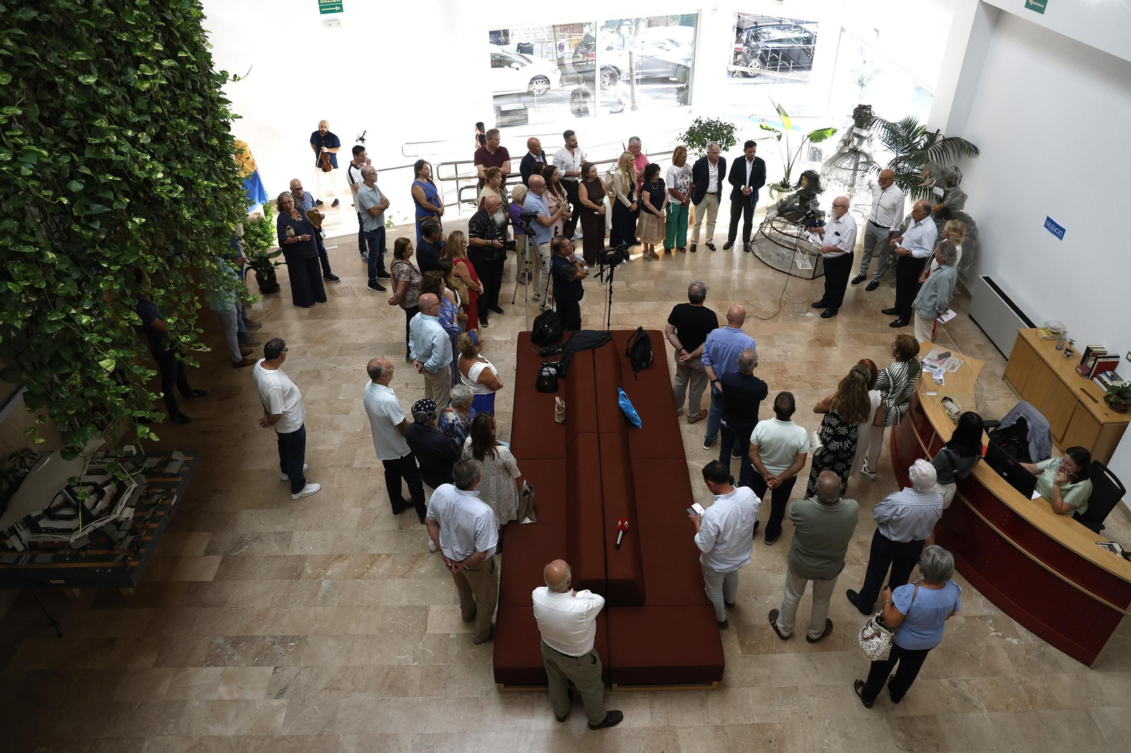 Las fotos de la reubicación del busto de Cristóbal Delgado en el Centro Documental