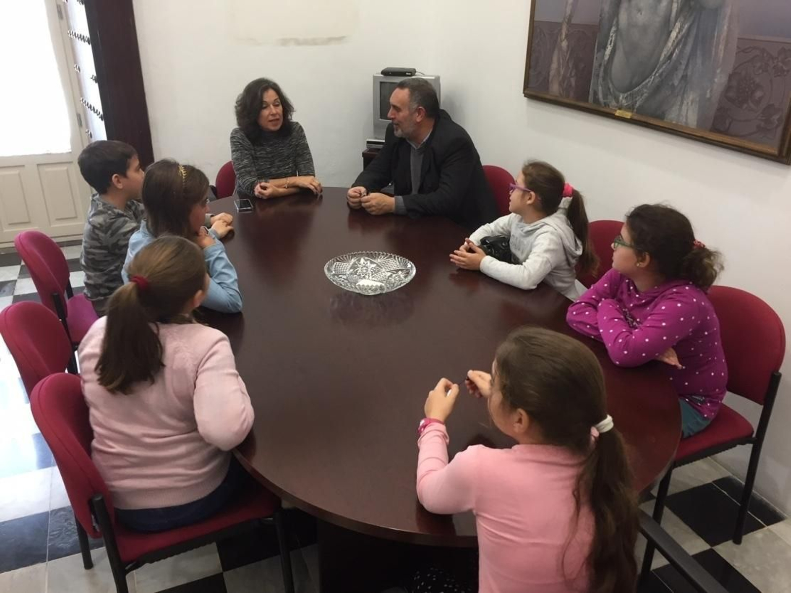 La diputada Maribel Peinado con estudiantes y un representante del colegio chiclanero.