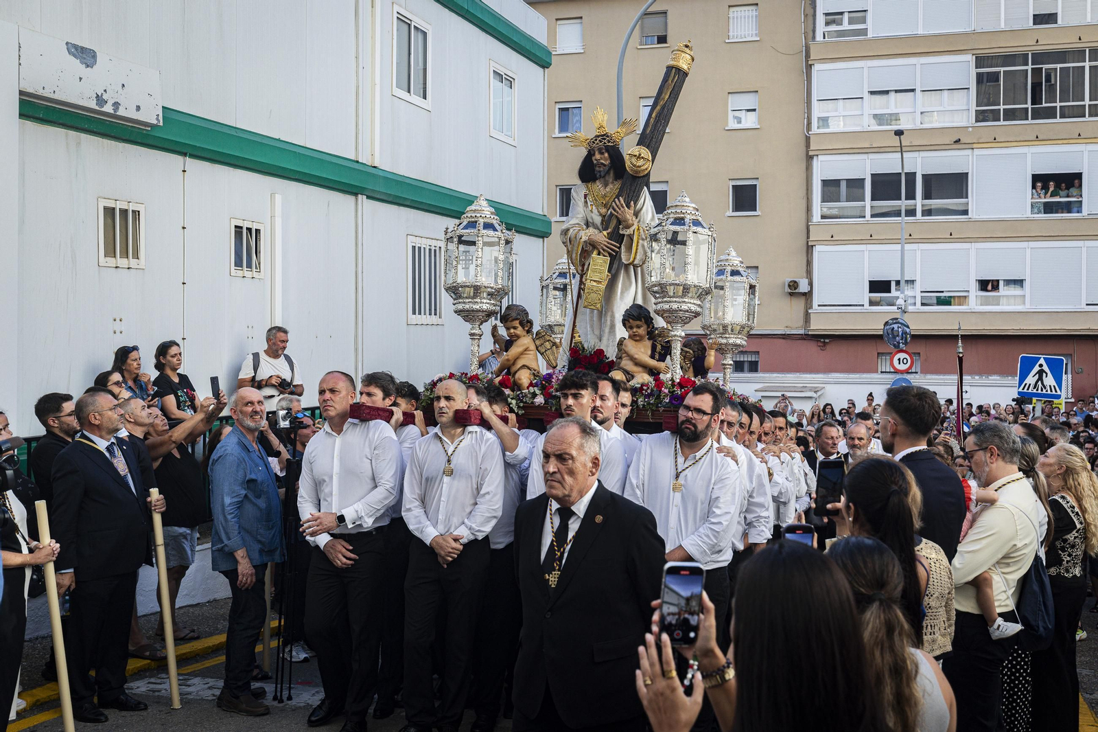 Las imágenes de la histórica visita del Nazareno de Santa María al hospital Puerta del Mar de Cádiz