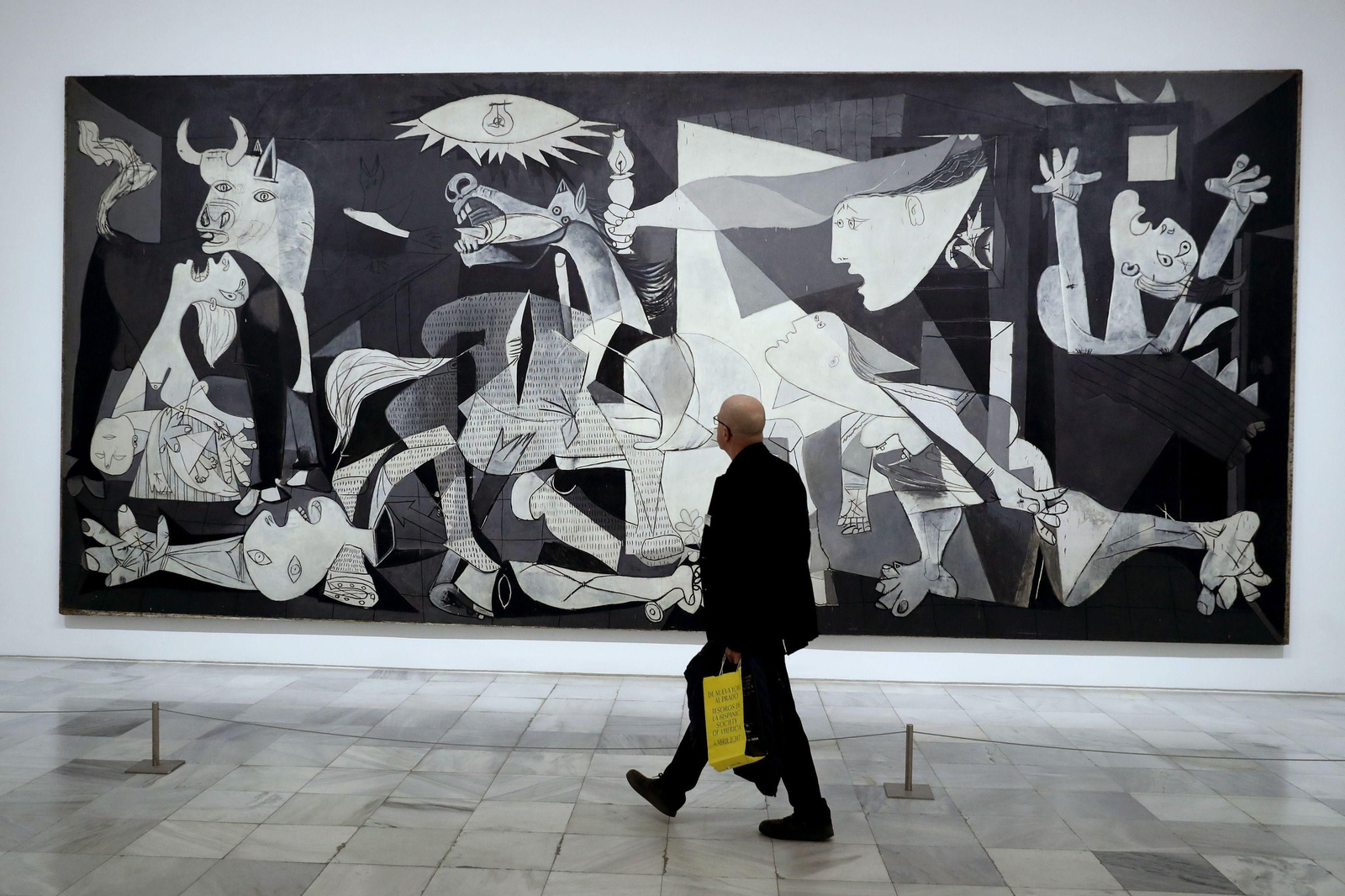 Imagen de archivo de un visitante pasa frente al Guernica, en el Museo Reina Sofía de Madrid.
