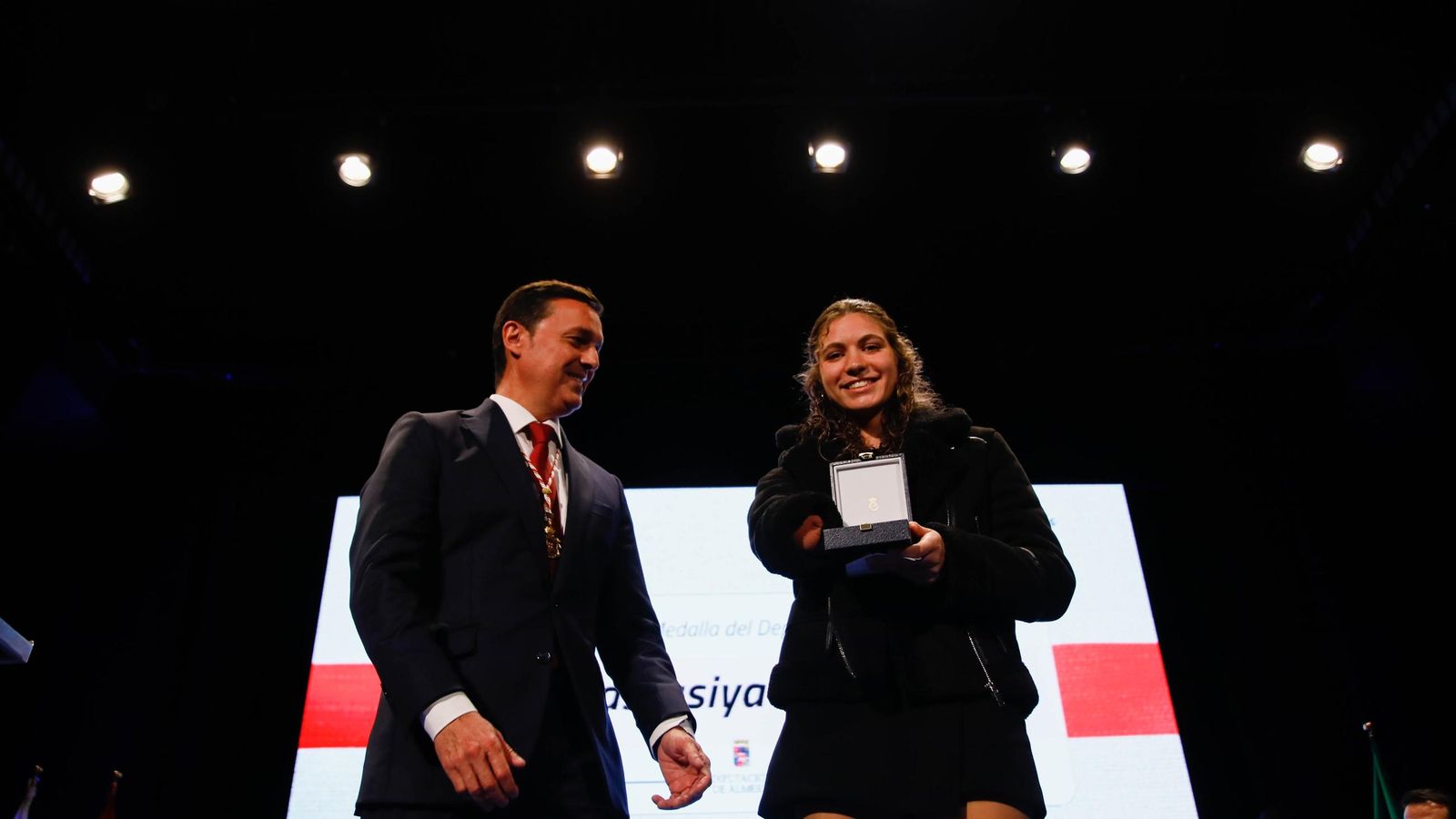 Anastasiya Dmytriv, Medalla del Deporte, junto a Javier A. García, presidente de la Diputación.