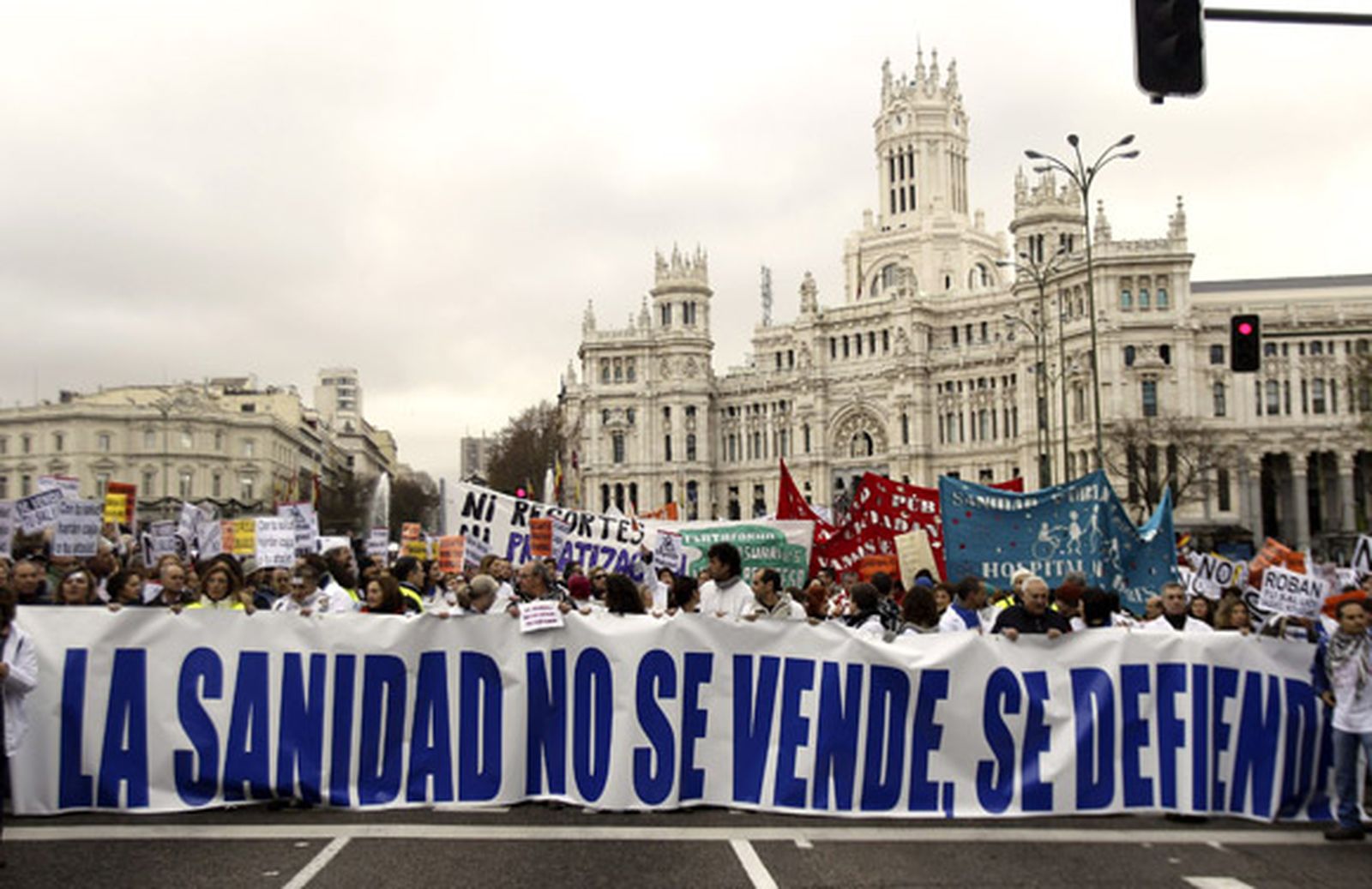Miles de 'batas blancas' se manifiestan contra la privatización de la sanidad