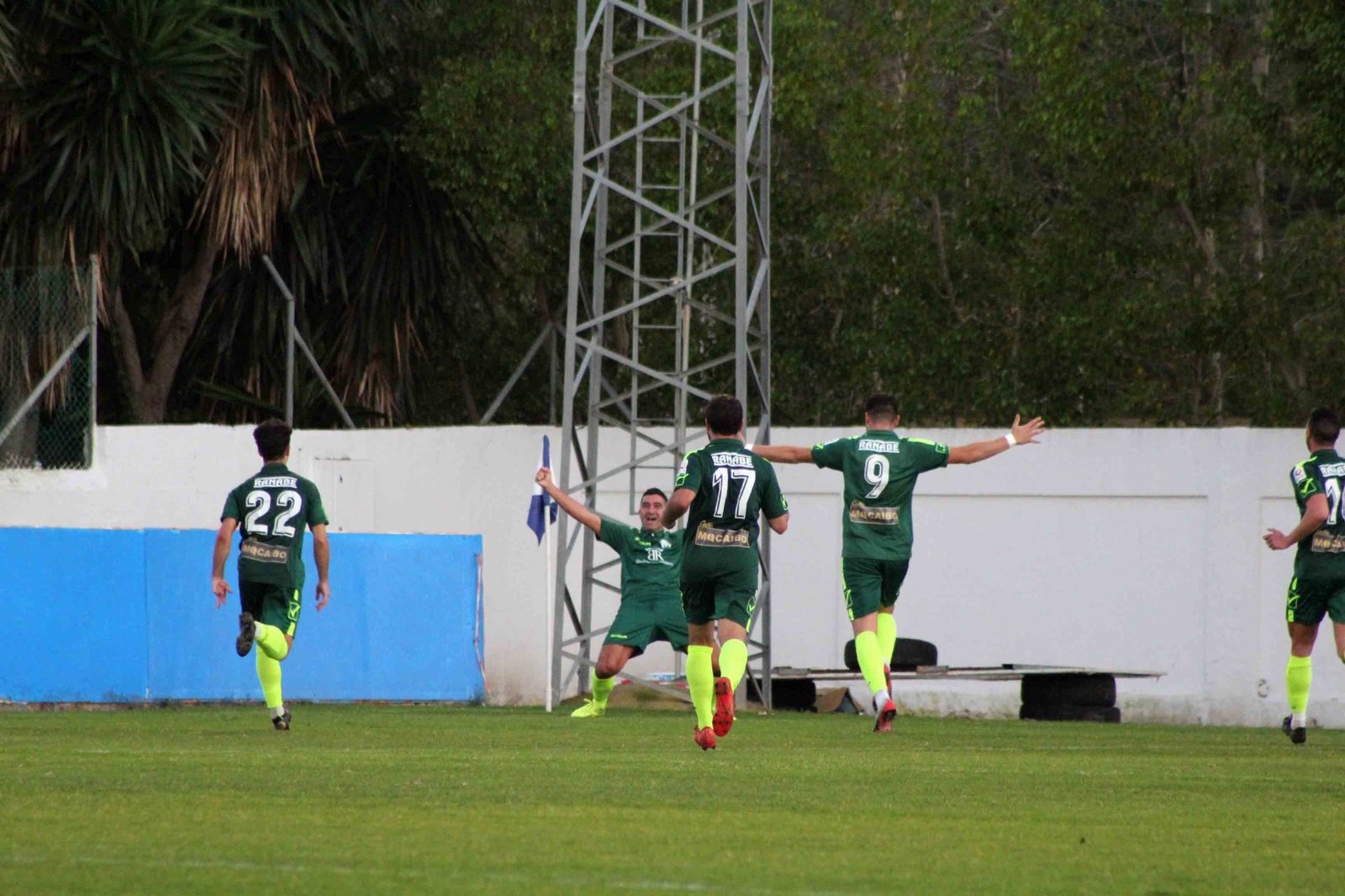 Orihuela celebra con sus compañeros uno de sus goles.