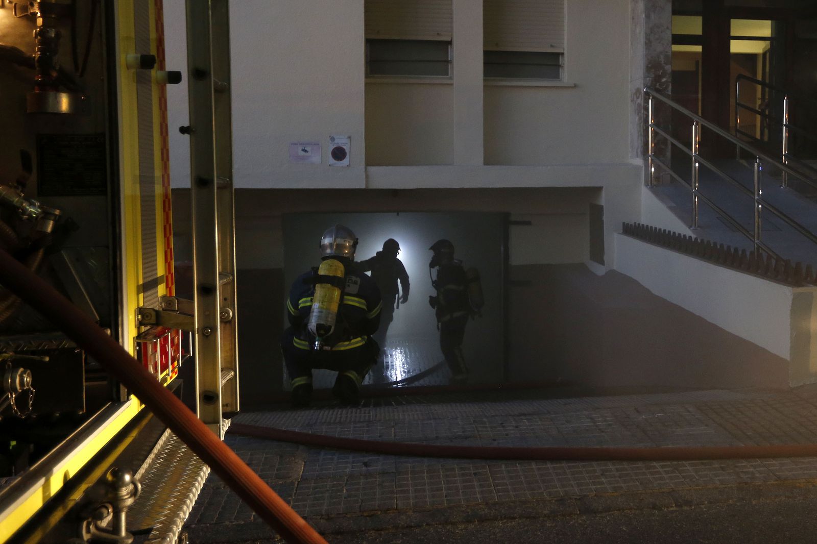 Efectivos de Bomberos en el interior del garaje en José García Agulló.