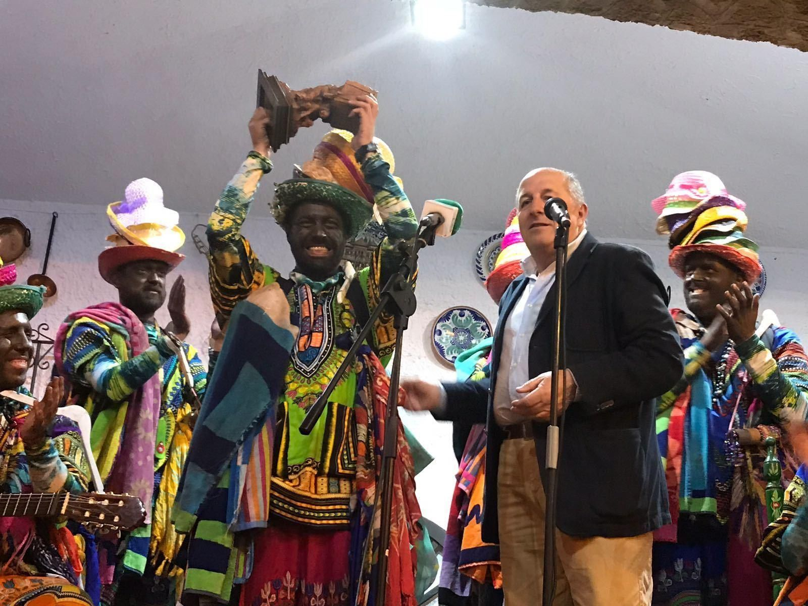 La chirigota del 'Bizcocho' recibe el 'Cajonazo'