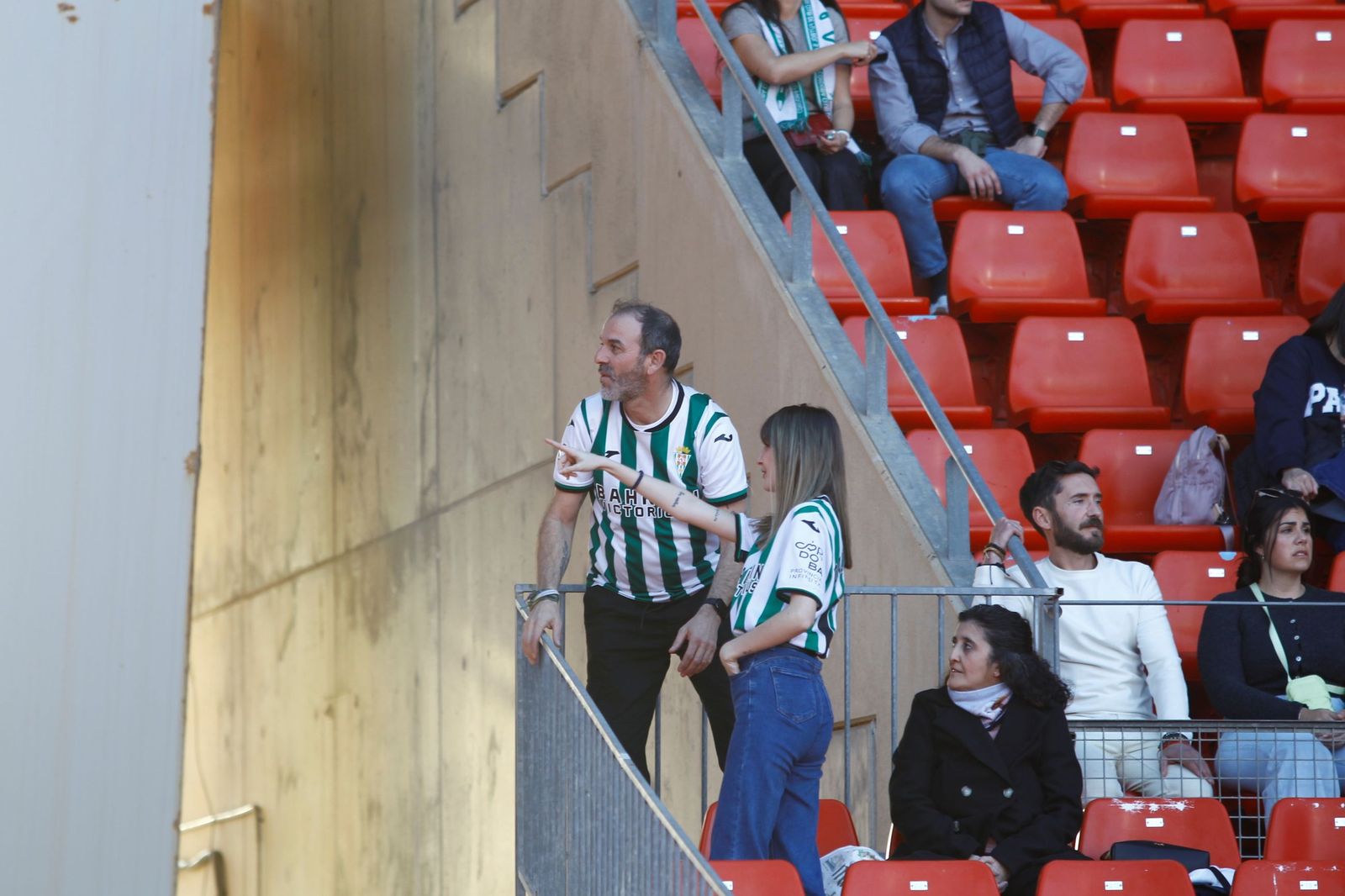 El Córdoba CF nunca camina solo: las fotos de la afición blanquiverde en Almería