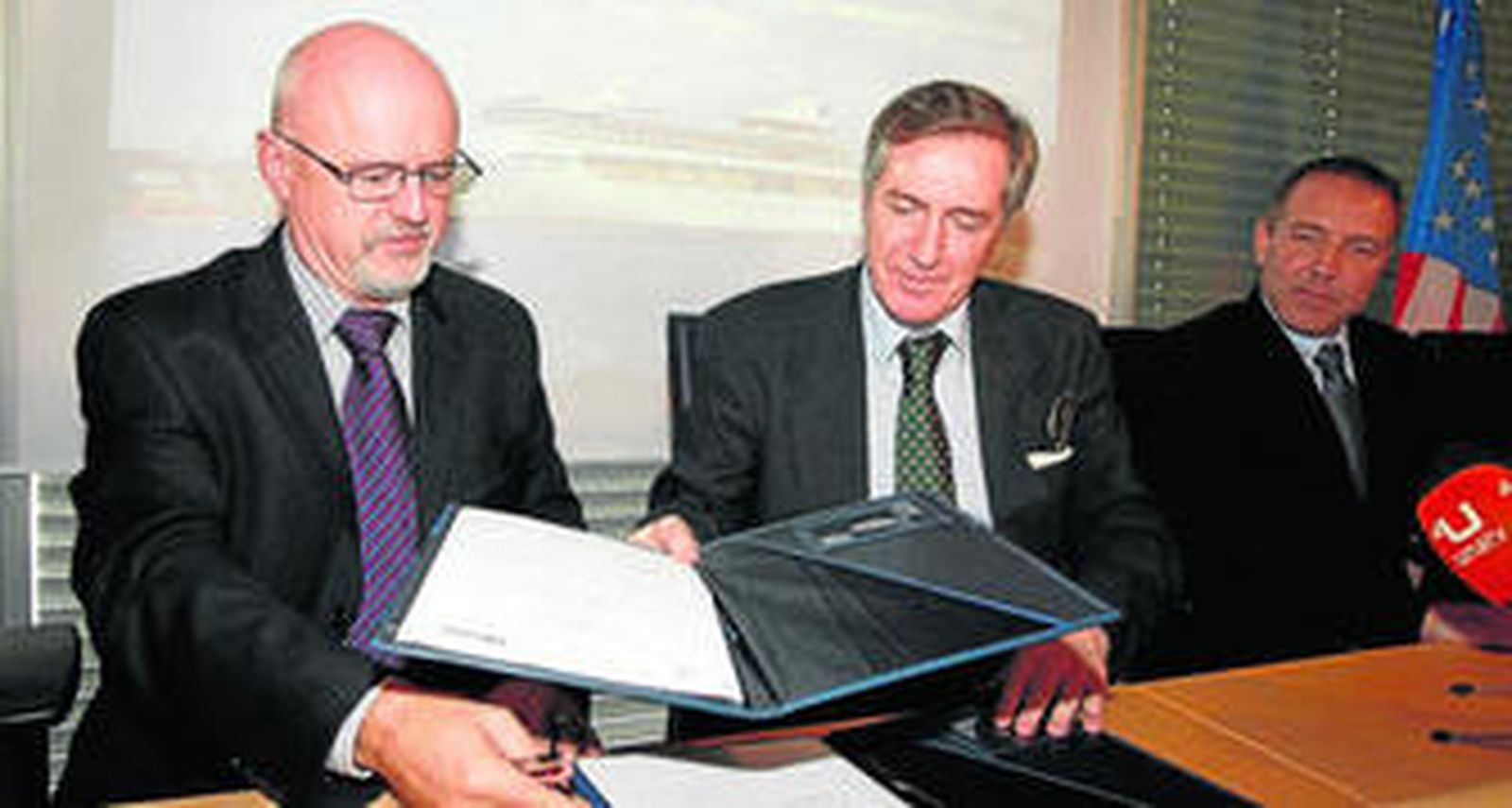 El vicepresidente de nuevas construcciones de Royal Caribbean y el CEO de Navantia, ayer, en Cádiz.