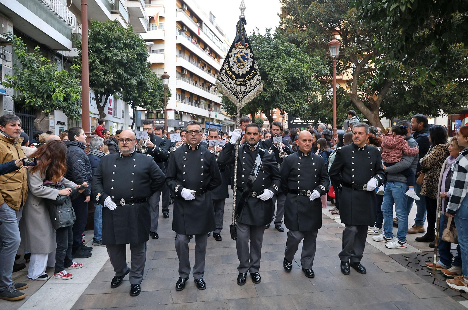 Imágenes del Heraldo Real anunciando la llegada de los Reyes Magos a Huelva