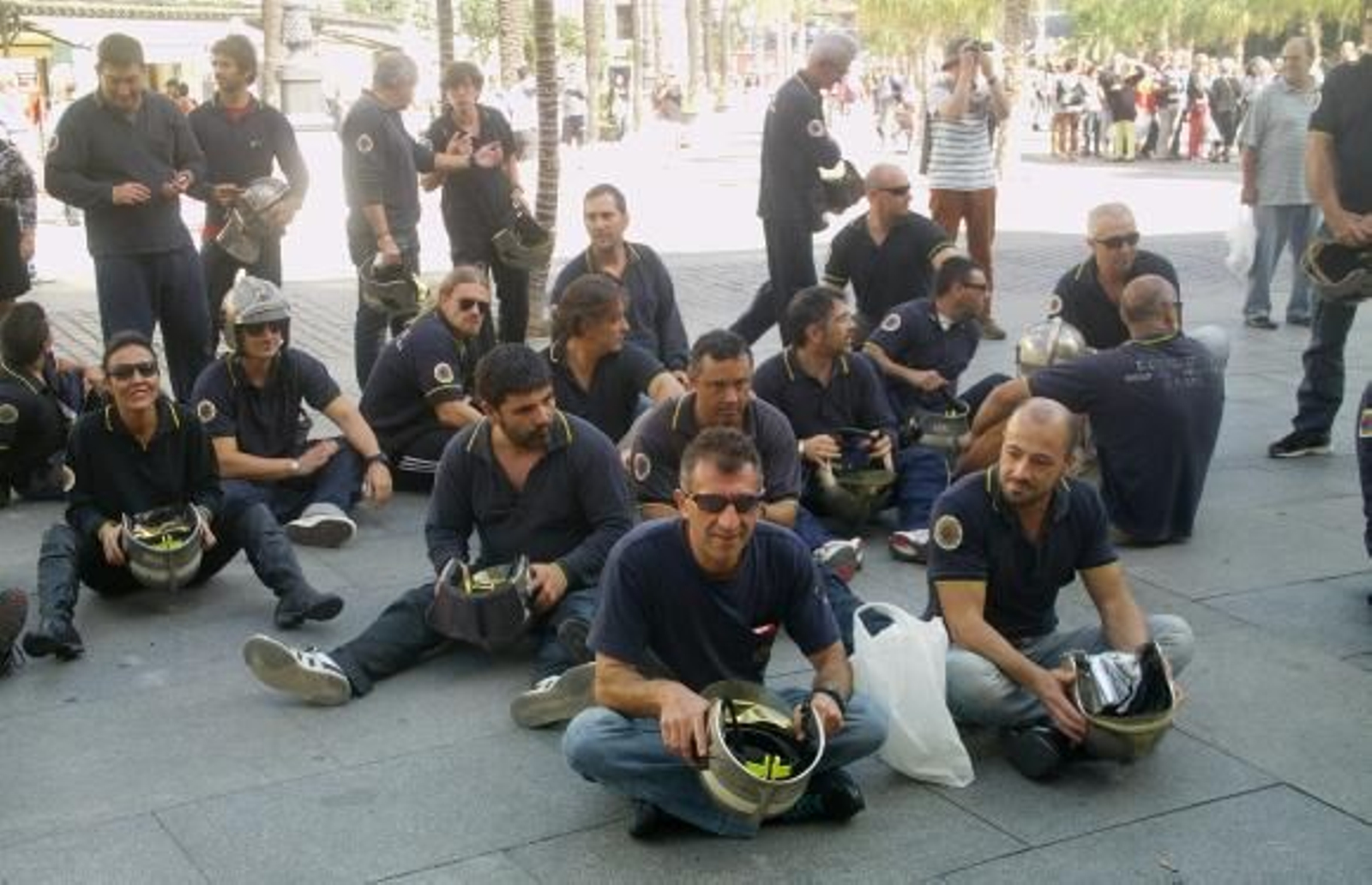 Los bomberos trasladan sus protestas al Ayuntamiento