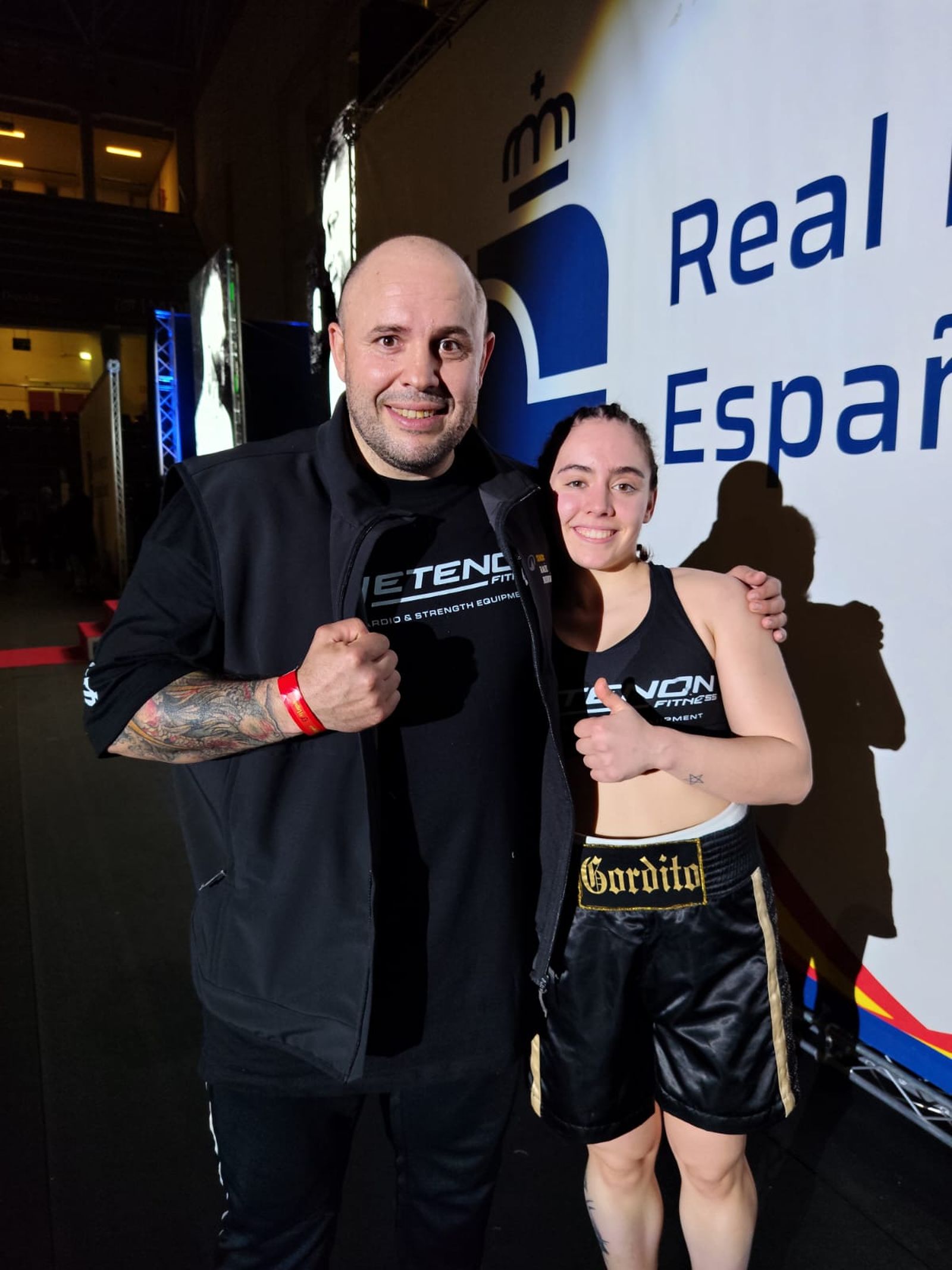 Carmen González, junto a su entrenador Raúl Buendía.