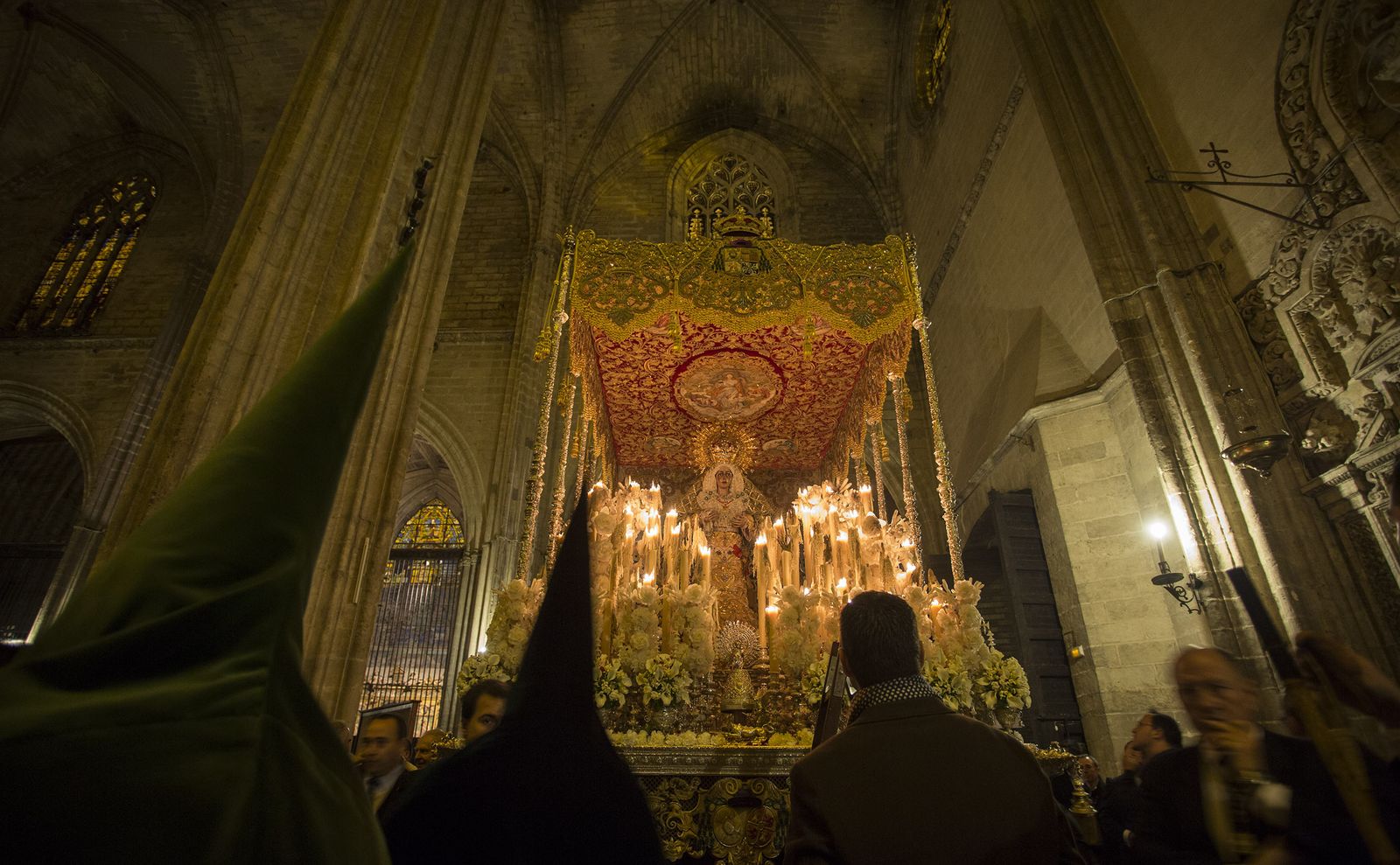 El paso de las hermandades de la Madrugada por la Catedral de Sevilla