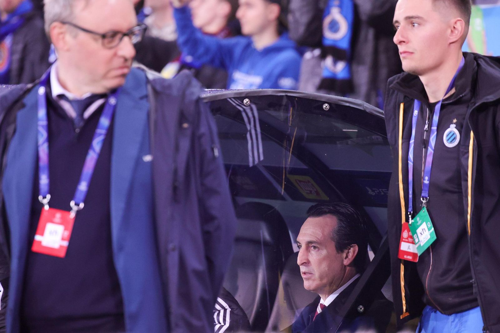 Unai Emery sigue el partido desde el banquillo del estadio del Brujas.