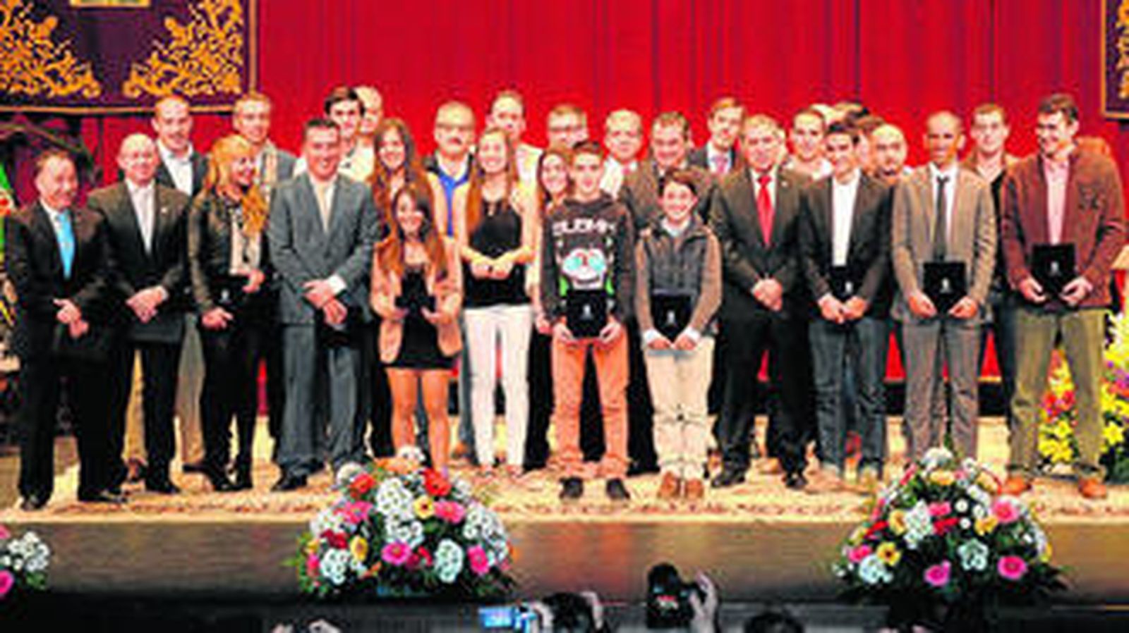 Los premiados en la gala de los mejores deportistas portuenses del bienio anterior posan juntos tras la finalización de la entrega de premios.