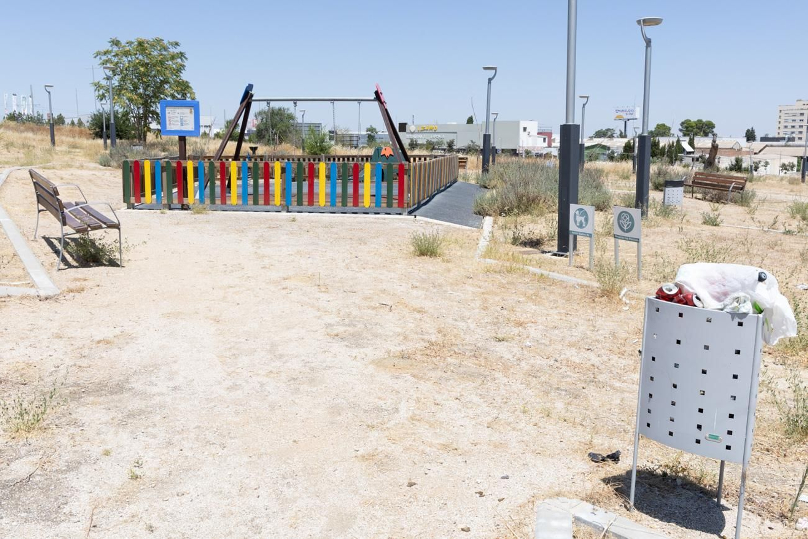 Estado actual del parque infantil Plaza en Jaén.