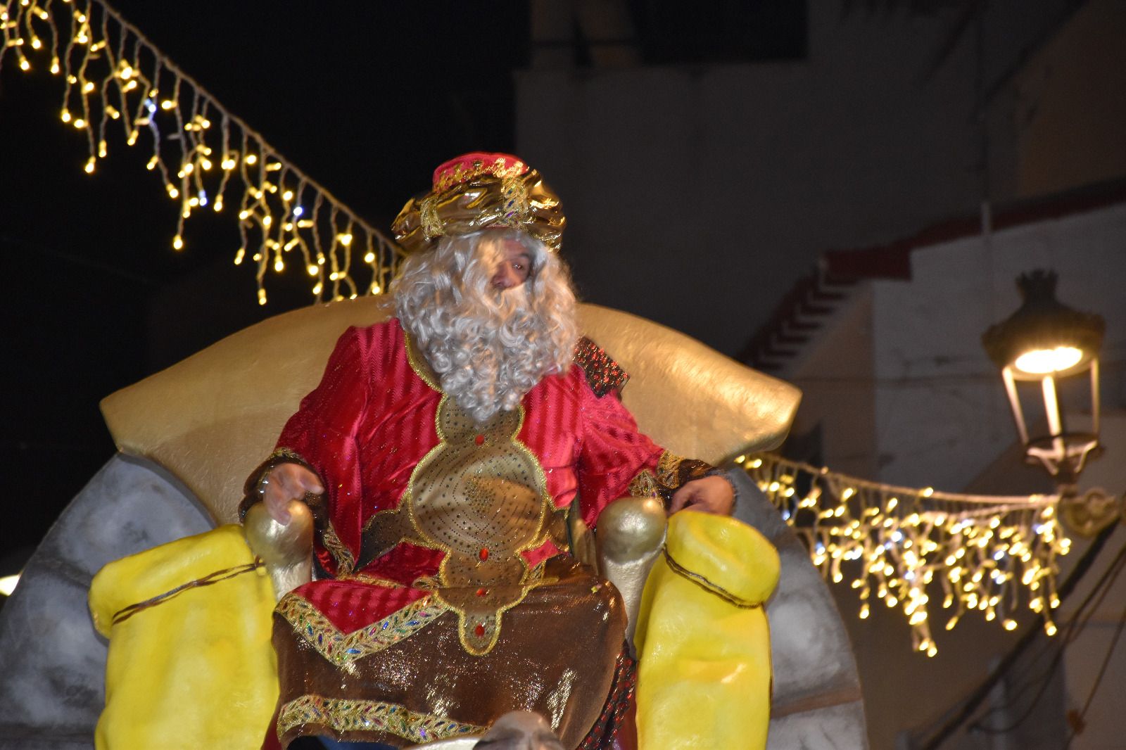 Macael desborda ilusión en la visita de los Reyes Magos: la cabalgata, en imágenes